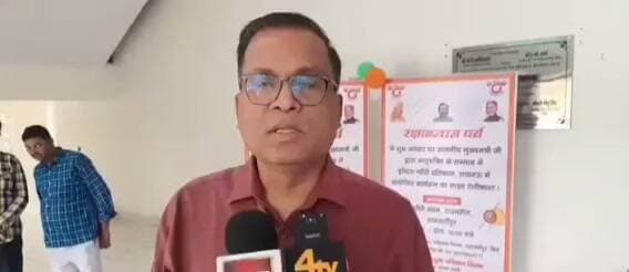 शाहजहांपुर नगर निगम के पार्षदों ने जो कार्य किया है जिसका वीडियो वायरल हुआ है यदि कोई उनकी शिकायत करेगा तब कार्रवाई होगी जिलाधिकारी शाहजहांपुर