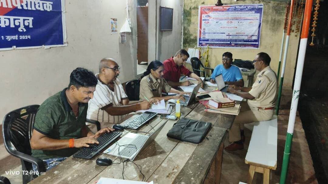 रात में थानों में कांड दैनिकी लेखन का विशेष सत्र, अनुसंधान में तेजी लाने का निर्देश
जहानाबाद। पुलिस अधीक्षक, कोटा किरण कुमार के निर्देश पर बुधवार की रात जिले के सभी थाना परिसरों में कांड दैनिकी लेखन को लेकर विशेष सत्र आयोजित किया गया। थानाध्यक्षों की मौजूदगी में अनुसंधानकर्ताओं के साथ आयोजित इस सत्र में लंबित मामलों के अनुसंधान की प्रगति की समीक्षा की गई।
इस दौरान अनुसंधानकर्ताओं को कांड दैनिकी का लेखन निर्धारित प्रक्रिया एवं तथ्यों के आधार पर समय पर पूरा करने का निर्देश दिया गया। केस डायरी तैयार करने में आने वाली व्यावहारिक कठिनाइयों पर भी चर्चा कर उनका समाधान किया गया।
पुलिस अधिकारियों ने कहा कि कांडों के अनुसंधान में गुणवत्ता बनाए रखने के साथ लंबित मामलों का त्वरित निष्पादन पुलिस की प्राथमिकता है। विशेष सत्र के माध्यम से अनुसंधानकर्ताओं को आवश्यक मार्गदर्शन दिया गया, ताकि मामलों की जांच में अनावश्यक विलंब न हो और पीड़ितों को समय पर न्याय मिल सके।