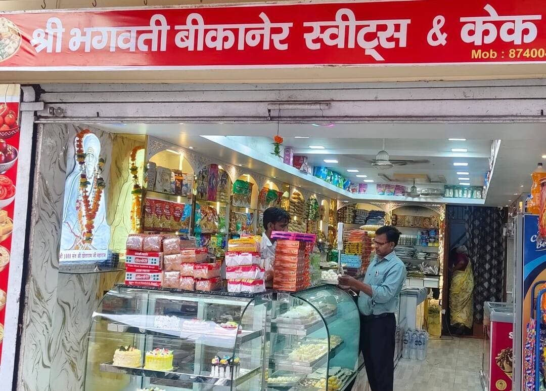रक्षाबंधन पर्व को लेकर खाद्य सुरक्षा विभाग की विशेष कार्रवाई
________________
खरगोन सहित बिस्टान, भीकनगांव, कसरावद, सनावद और बड़वाह में निरीक्षण
________________
मावा, मिठाई, दूध एवं सोयाबिन तेल सहित विभिन्न खाद्य पदार्थों के नमूने जांच के लिए भेजे
________________
खरगोन 26 अगस्त 2026। कलेक्टर श्री गुरु प्रसाद के निर्देशानुसार रक्षाबंधन पर्व के मद्देनजर जिले में खाद्य पदार्थों की गुणवत्ता सुनिश्चित करने के लिए खाद्य सुरक्षा विभाग द्वारा विशेष अभियान चलाया जा रहा है। अभियान के तहत खरगोन शहर सहित ग्रामीण क्षेत्रों में विभिन्न खाद्य प्रतिष्ठानों का औचक निरीक्षण कर खाद्य पदार्थों के नमूने संग्रहित किए गए हैं। सभी नमूने जांच के लिए राज्य खाद्य परीक्षण प्रयोगशाला, भोपाल भेजे गए हैं।
खाद्य सुरक्षा अधिकारियों द्वारा खरगोन शहर में जोधपुर स्वीट्स, रूप श्री स्वीट्स, वल्लभा स्वीट्स, जायका स्वीट्स, जम-जम स्वीट्स तथा सक्षम इंटरप्राइजेस का निरीक्षण किया गया। जोधपुर स्वीट्स से मावा एवं मलाई बर्फी, रूप श्री स्वीट्स से पेड़ा, मलाई बर्फी एवं मावा, वल्लभा स्वीट्स से काजू कतली, रसगुल्ला, मलाई बर्फी एवं मिल्क केक, जायका स्वीट्स से पेड़ा एवं मावा तथा जम-जम स्वीट्स से मावा एवं दूध के नमूने लिए गए। सक्षम इंटरप्राइजेस से सोयाबिन तेल का नमूना संग्रहित किया गया।
भीकनगांव में भी कार्रवाई करते हुए अतुल एंड कंपनी, श्री श्याम बीकानेर स्वीट्स एवं केक गैलरी तथा राम-भरोसे होटल का निरीक्षण किया गया। अतुल एंड कंपनी से सोयाबिन तेल, खोपरा गोठा एवं खाद्य पदार्थ के नमूने, श्री श्याम बीकानेर स्वीट्स एवं केक गैलरी से मलाई बर्फी एवं मिल्क केक तथा राम-भरोसे होटल से मावा, पनीर, मावा पेड़ा एवं मावा के नमूने संग्रहित किए गए।
कसरावद में पाटीदार दूध डेयरी, अम्रपाली स्वीट्स एवं भगवती स्वीट्स का निरीक्षण किया गया। पाटीदार दूध डेयरी से मिल्क केक एवं मावा, अम्रपाली स्वीट्स से रसगुल्ला, काजू कतली एवं मलाई बर्फी तथा भगवती स्वीट्स से मावा कतली एवं गुलाब जामुन के नमूने लिए गए।
इसी प्रकार सनावद में श्याम डेयरी एवं स्वीट्स, पुरोहित स्वीट्स तथा श्री बाबा श्री रेस्टोरेंट का निरीक्षण किया गया। श्याम डेयरी एवं स्वीट्स से मावा एवं मावा कतली, पुरोहित स्वीट्स से मावा तथा श्री बाबा श्री रेस्टोरेंट से पेड़ा एवं मिल्क केक के नमूने संग्रहित किए गए।
बड़वाह में भगवती बीकानेर स्वीट्स का निरीक्षण कर कलाकंद एवं मिल्क केक के नमूने लिए गए।
खाद्य सुरक्षा विभाग द्वारा लिए गए सभी नमूनों को जांच हेतु राज्य खाद्य परीक्षण प्रयोगशाला, भोपाल भेजा गया है। जांच रिपोर्ट प्राप्त होने के बाद खाद्य पदार्थों की गुणवत्ता में कमी अथवा नियमों का उल्लंघन पाए जाने पर संबंधित विक्रेताओं के विरुद्ध खाद्य सुरक्षा एवं मानक अधिनियम, 2006 एवं नियम, 2011 के तहत नियमानुसार वैधानिक कार्रवाई की जाएगी।
खाद्य सुरक्षा विभाग ने स्पष्ट किया है कि जिले में खाद्य प्रतिष्ठानों का औचक निरीक्षण एवं नमूना संग्रहण की कार्रवाई निरंतर जारी रहेगी, ताकि त्योहारी सीजन में नागरिकों को गुणवत्तापूर्ण एवं सुरक्षित खाद्य सामग्री उपलब्ध हो सके।
उक्त कार्रवाई में मुख्य खाद्य सुरक्षा अधिकारी श्री एच.एल. आवस्या तथा खाद्य सुरक्षा अधिकारी श्री आर.आर. सोलंकी एवं श्री एन.एस. सोलंकी उपस्थित रहे।
#JansamparkMP #khargone