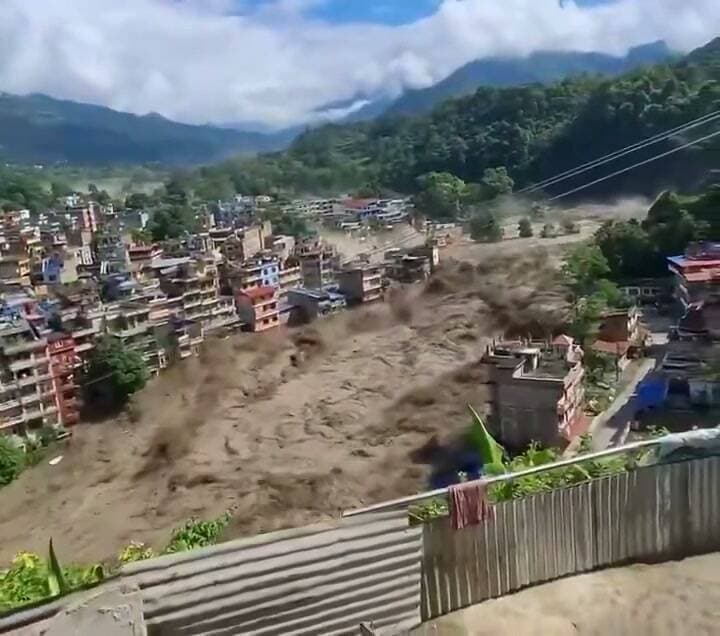 नेपाल में आए फ्लैश फ्लड के बाद बर्बादी की एरियल तस्वीरें आई सामने,
#Himachal #NepalDigester #NepalNews