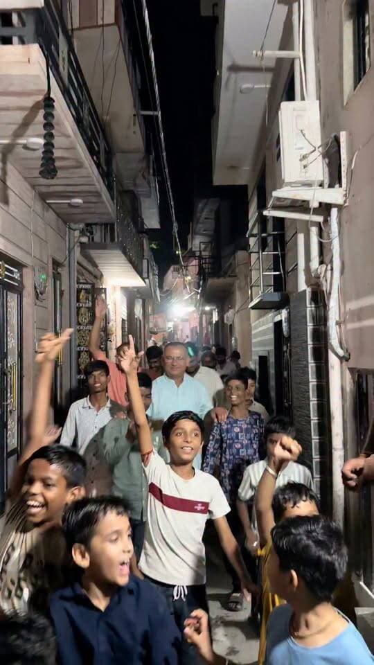 भाजपा नेता स्वरूपसिंह खारा ने आज बाड़मेर नगर परिषद के वार्ड संख्या 06 में आगामी निकाय चुनावों को लेकर कार्यकर्ताओं एवं वार्डवासियों के साथ संवाद
Swaroop Singh Khara BJP Rajasthan Dr Priyanka Chaudhary Manvendra Singh Jasol Aduram Meghwal