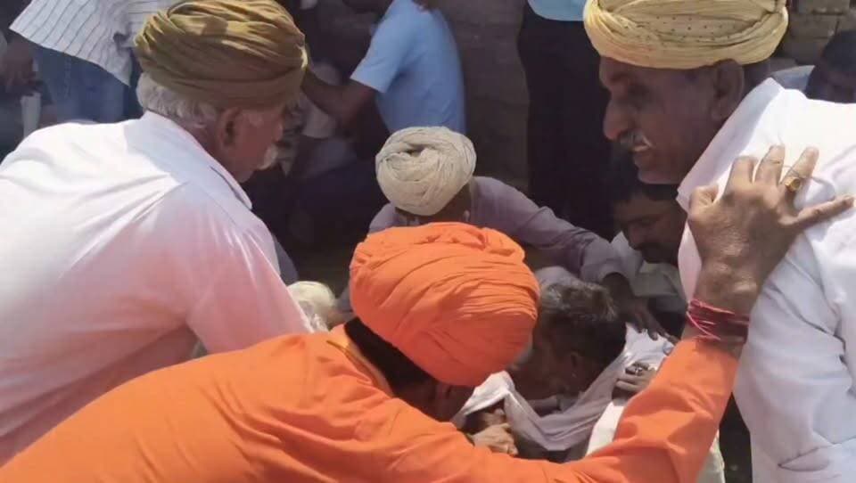 प्रशिक्षण के दौरान अग्निवीर गोपाल सिंह का आकस्मिक निधन,बोनादा गांव में शौक की लहर,MLA प्रतापपूरी महाराज पहुंचे श्रद्धांजली देने।
Mahant Pratap Puri Ummeda Ram Beniwal Manvendra Singh Jasol Swaroop Singh Khara Ravindra Singh Bhati