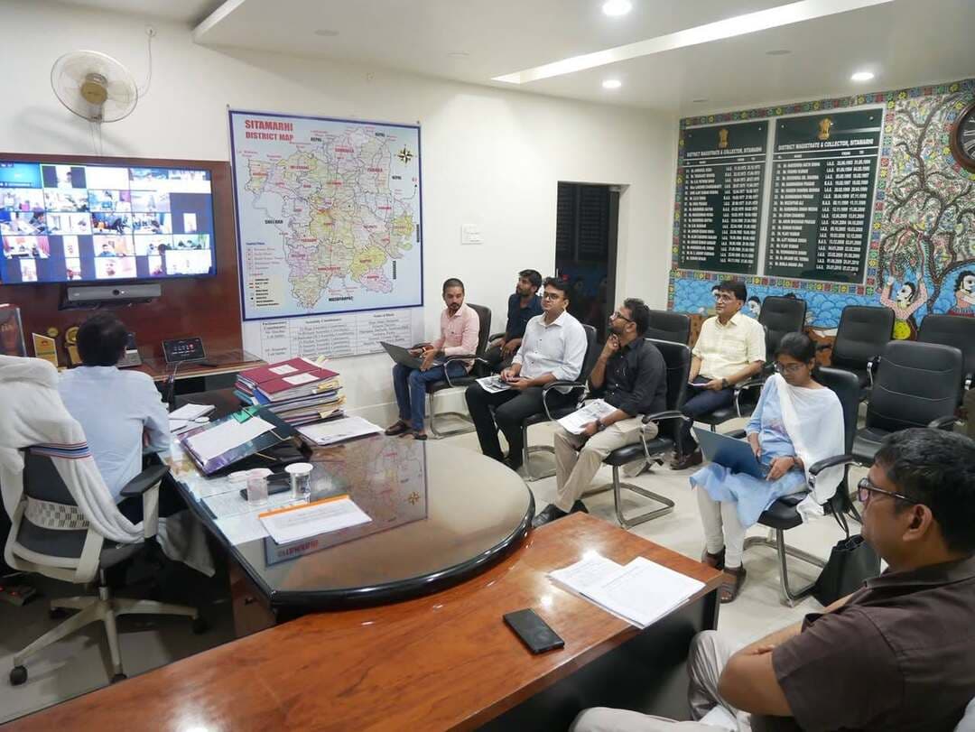 संभावित बाढ़ को लेकर जिलाधिकारी ने की समीक्षा बैठक, प्रशासन अलर्ट मोड में
सीतामढ़ी जिले में बाढ़ की कोई स्थिति नहीं।
अफवाहों से बचने की की गई अपील।सोशल मीडिया पर रहेगी पैनी नजर।
बागमती का जलस्तर खतरे की निशान से नीचे।
नेपाल के ऊपरी जलग्रहण क्षेत्रों में अत्यधिक जलप्रवाह से उत्पन्न परिस्थितियों के मद्देनजर जिलाधिकारी श्री तनय सुल्तानिया ने आज वीडियो कॉन्फ्रेंसिंग के माध्यम से संबंधित अधिकारियों के साथ महत्वपूर्ण समीक्षा बैठक की। बैठक में संभावित बाढ़ से प्रभावित होने वाले प्रखंडों के बीडीओ एवं सीओ के साथ स्वास्थ्य विभाग, पशुपालन विभाग, जल संसाधन विभाग, आपदा प्रबंधन सहित अन्य संबंधित विभागों के पदाधिकारी शामिल हुए।
जिलाधिकारी ने अधिकारियों को नदी के जलस्तर, निचले एवं कटाव-प्रवण क्षेत्रों, तटबंधों तथा आवागमन के मार्गों पर सतत निगरानी बनाए रखने का निर्देश दिया। उन्होंने संभावित परिस्थितियों को देखते हुए सभी संबंधित विभागों को आपसी समन्वय के साथ पूरी तत्परता से कार्य करने तथा आवश्यकता पड़ने पर त्वरित कार्रवाई सुनिश्चित करने को कहा।
जिलाधिकारी ने विशेष रूप से संभावित प्रभावित क्षेत्रों में प्रशासनिक एवं राहत तैयारियों की समीक्षा की। स्वास्थ्य विभाग को आवश्यक चिकित्सा व्यवस्था, पशुपालन विभाग को पशुओं के लिए सुरक्षित स्थान एवं आवश्यक व्यवस्थाएं तथा संबंधित अधिकारियों को राहत शिविरों एवं अन्य आवश्यक संसाधनों की उपलब्धता सुनिश्चित रखने का निर्देश दिया गया।
उन्होंने कहा कि वर्तमान में सीतामढ़ी जिले में बाढ़ की कोई स्थिति नहीं है। बागमती नदी का जलस्तर फिलहाल खतरे के निशान से नीचे है। नेपाल के ऊपरी जलग्रहण क्षेत्रों में होने वाली गतिविधियों तथा नदियों के जलस्तर में संभावित अचानक वृद्धि को देखते हुए जिला प्रशासन पूरी तरह सतर्क है।
जिलाधिकारी ने कहा कि संभावित बाढ़ की स्थिति से निपटने के लिए जिला प्रशासन द्वारा सभी आवश्यक प्रशासनिक तैयारियां पूरी कर ली गई हैं। प्रशासन अलर्ट मोड में है और नदियों के जलस्तर एवं परिस्थितियों पर लगातार नजर रखी जा रही है।
उन्होंने अधिकारियों को निर्देश दिया कि किसी भी प्रकार की आपात स्थिति की सूचना प्राप्त होने पर तत्काल वरीय अधिकारियों को अवगत कराते हुए आवश्यक कार्रवाई सुनिश्चित करें। साथ ही आमलोगों से अपील की गई कि वे अफवाहों पर ध्यान न दें तथा जिला प्रशासन एवं स्थानीय प्रशासन द्वारा जारी आधिकारिक सूचनाओं पर ही भरोसा करें।
संभावित रूप से संवेदनशील क्षेत्रों में लोगों को नदी की धारा, घाट, चचरी/अस्थायी पुल एवं निचले क्षेत्रों में अनावश्यक रूप से नहीं जाने तथा जलस्तर में अचानक वृद्धि दिखाई देने पर तत्काल सुरक्षित एवं ऊंचे स्थानों की ओर जाने की सलाह दी गई है। प्रशासन द्वारा लोगों से विशेष सतर्कता बरतने की अपील की गई है। मौके पर अपर समाहर्ता आपदा प्रबंधन बृजकिशोर पांडे उपस्थित थे।