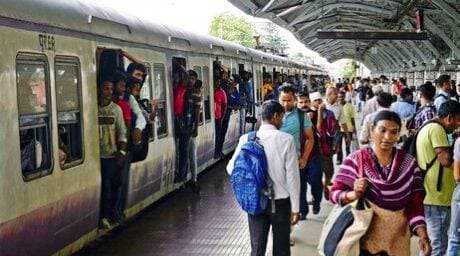 रक्षाबंधन पर दुर्ग-रायगढ़ के बीच चलेगी स्पेशल पैसेंजर ट्रेन, जानें टाइमिंग
रक्षाबंधन के दौरान ट्रेनों में बढ़ने वाली भीड़ को देखते हुए दक्षिण पूर्व मध्य रेलवे ने यात्रियों को बड़ी राहत दी है। 27 से 29 अगस्त 2026 तक दुर्ग और रायगढ़ के बीच रक्षाबंधन पैसेंजर स्पेशल ट्रेन चलाई जाएगी। गाड़ी संख्या 08834/08833 दुर्ग-रायगढ़-दुर्ग कुल तीन फेरे लगाएगी। इससे दुर्ग, भिलाई, रायपुर, तिल्दा, भाटापारा, बिलासपुर, चांपा, सक्ती, खरसिया और रायगढ़ समेत मार्ग के अन्य स्टेशनों से यात्रा करने वाले यात्रियों को अतिरिक्त ट्रेन की सुविधा मिलेगी। त्योहार के दौरान भीड़ के बीच यह स्पेशल ट्रेन यात्रियों के लिए राहत का बड़ा विकल्प होगी।
रक्षाबंधन स्पेशल ट्रेन गाड़ी संख्या 08834 दुर्ग स्टेशन से सुबह 10:30 बजे रवाना होगी। ट्रेन भिलाई नगर, भिलाई पावर हाउस, भिलाई, देवबलोदा चरोदा, कुम्हारी और सरोना होते हुए 11:25 बजे रायपुर पहुंचेगी। इसके बाद ट्रेन डब्ल्यूआरएस, उरकुरा, मांढर, सिलियारी, बैकुंठ, तिल्दा नेवरा, हथबंद और भाटापारा स्टेशनों पर रुकते हुए आगे रायगढ़ की ओर रवाना होगी। इससे इन स्टेशनों से सफर करने वाले यात्रियों को अतिरिक्त सुविधा मिलेगी।
▪️बिलासपुर से रायगढ़ तक लंबा रूट, कई स्टेशनों पर मिलेगी सुविधा
रक्षाबंधन स्पेशल ट्रेन भाटापारा से दोपहर 12:50 बजे रवाना होकर निपानिया, दागोरी, बिल्हा, चक्करभाटा और दाधापारा के रास्ते दोपहर 2:45 बजे बिलासपुर पहुंचेगी। इसके बाद ट्रेन गतौरा, जयरामनगर, अकलतरा, जांजगीर-नैला और चांपा होते हुए आगे बढ़ेगी। ट्रेन सारागांव देवरी, सक्ती, झाराडीह, खरसिया, रॉबर्टसन, भूपदेवपुर और किरोड़ीमल नगर से होकर शाम 7 बजे रायगढ़ पहुंचेगी। इस रूट से सफर करने वाले यात्रियों को त्योहार के दौरान अतिरिक्त ट्रेन का सीधा लाभ मिलेगा।
▪️रात की वापसी में भी यात्रियों को राहत
रक्षाबंधन स्पेशल ट्रेन गाड़ी संख्या 08833 रायगढ़ से शाम 7:40 बजे दुर्ग के लिए रवाना होगी। वापसी के दौरान ट्रेन अपने निर्धारित मार्ग के सभी प्रमुख स्टेशनों पर ठहराव लेते हुए आगे बढ़ेगी। ट्रेन रात 10:20 बजे बिलासपुर, 11:25 बजे भाटापारा और 12:40 बजे रायपुर पहुंचेगी। इसके बाद अगले दिन सुबह करीब 2 बजे दुर्ग स्टेशन पहुंचने का निर्धारित समय है। देर शाम यात्रा करने वाले यात्रियों के लिए यह अतिरिक्त ट्रेन सुविधाजनक विकल्प बनेगी।
▪️10 कोच की होगी स्पेशल ट्रेन
रेलवे के अनुसार, रक्षाबंधन पैसेंजर स्पेशल में कुल 10 आईसीएफ कोच लगाए जाएंगे। इनमें 8 जनरल कोच और 2 एसएलआरडी कोच शामिल होंगे। जनरल कोच होने से सामान्य यात्रियों को त्योहार के दौरान सफर के लिए अतिरिक्त सुविधा मिलने की उम्मीद है।
▪️किन यात्रियों को मिलेगा सबसे ज्यादा फायदा
इस स्पेशल ट्रेन का सबसे बड़ा फायदा उन यात्रियों को मिलेगा, जिन्हें रक्षाबंधन के दौरान दुर्ग-रायपुर-बिलासपुर-रायगढ़ रेल सेक्शन में यात्रा करनी है। खासकर रायपुर, भाटापारा और बिलासपुर जैसे प्रमुख स्टेशनों से यात्रा करने वाले यात्रियों के लिए यह ट्रेन अतिरिक्त विकल्प उपलब्ध कराएगी। रेलवे के इस निर्णय से त्योहार के दौरान नियमित ट्रेनों पर बढ़ने वाले यात्री दबाव को कम करने में भी मदद मिल सकती है।