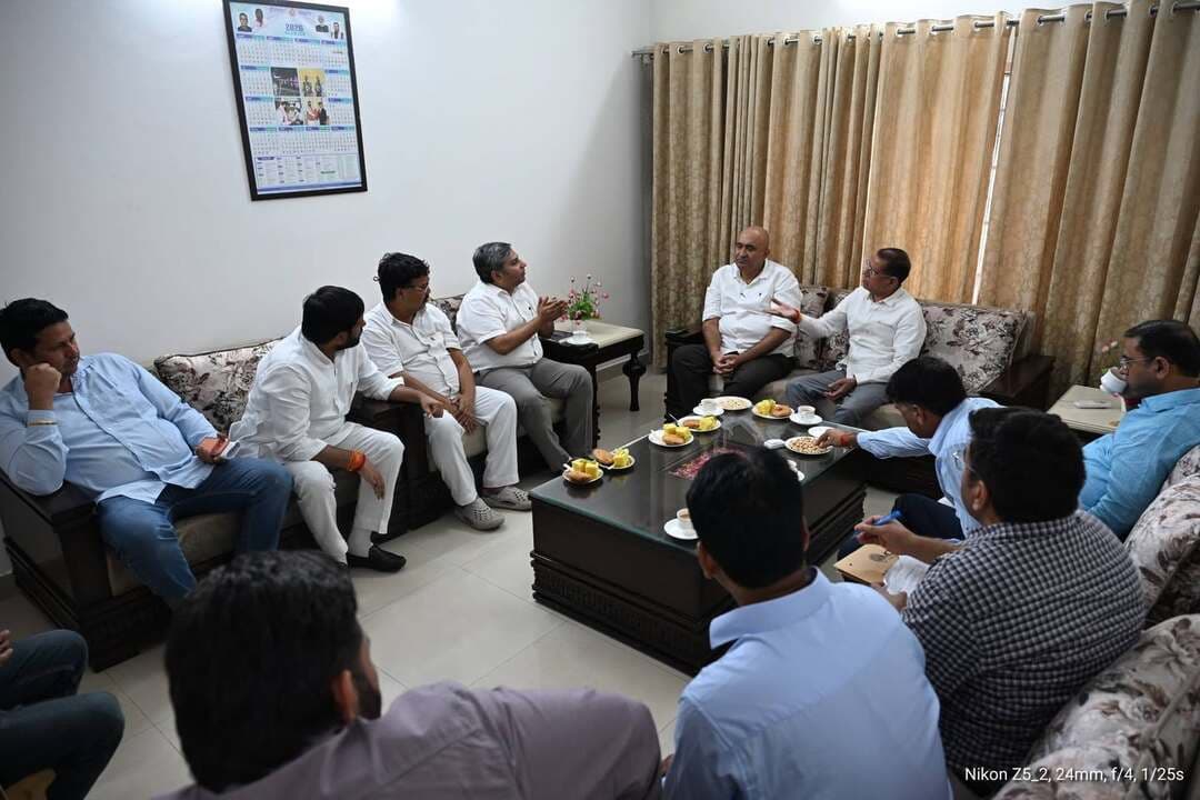 तिगांव विधानसभा क्षेत्र के विकास के लिए मंत्री राजेश नागर ने निगम आयुक्त के साथ की बैठक
-- सेक्टर 16 सर्किट हाउस में मंत्री राजेश नागर ने पार्षदों एवं ठेकेदारों से वार्ड अनुसार ली रिपोर्ट
Aonenews अरविन्द बक्शी
फरीदाबाद। हरियाणा सरकार में खाद्य, नागरिक आपूर्ति एवं उपभोक्ता मामले मंत्री राजेश नागर ने बुधवार को सेक्टर-16 स्थित सर्किट हाउस में फरीदाबाद नगर निगम आयुक्त यशेन्द्र सिंह के साथ तिगांव विधानसभा क्षेत्र में चल रहे विकास कार्यों को लेकर समीक्षा बैठक की। बैठक में क्षेत्र के सभी पार्षदों, संबंधित अधिकारियों और ठेकेदारों से विकास कार्यों की प्रगति की रिपोर्ट ली गई।
मंत्री राजेश नागर ने कहा कि विकास कार्यों को लेकर सरकार पूरी तरह गंभीर है। जनता को मूलभूत सुविधाएं उपलब्ध कराने के लिए स्वीकृत विकास कार्य निर्धारित समयसीमा में पूरे किए जाने चाहिए। उन्होंने अधिकारियों और ठेकेदारों को निर्देश दिए कि निर्माण कार्यों की गुणवत्ता से किसी भी प्रकार का समझौता न हो और कार्यों में अनावश्यक देरी भी बर्दाश्त नहीं की जाएगी।
बैठक के दौरान धीमी गति से चल रहे विकास कार्यों को लेकर मंत्री ने संबंधित ठेकेदार को कड़ी नसीहत देते हुए कहा कि काम की गति में तत्काल तेजी लाई जाए। उन्होंने स्पष्ट किया कि यदि ठेकेदार निर्धारित समय के अनुसार कार्य पूरा नहीं करते हैं तो उनके खिलाफ सख्त विभागीय कार्रवाई की जाएगी। उन्होंने अधिकारियों को भी कार्यों की नियमित निगरानी करने के निर्देश दिए।
मंत्री ने सभी संबंधित एसडीओ और एक्सईएन को निर्देश दिए कि क्षेत्र में जिन विकास कार्यों के बजट तैयार किए जाने हैं, उनके बजट जल्द से जल्द तैयार कर टेंडर प्रक्रिया पूरी की जाए, ताकि विकास कार्यों को बिना देरी शुरू कराया जा सके।
राजेश नागर ने कहा कि तिगांव विधानसभा क्षेत्र में सड़क, सीवर, जल निकासी, स्ट्रीट लाइट और अन्य आवश्यक विकास कार्यों को प्राथमिकता के आधार पर पूरा कराया जा रहा है। उन्होंने कहा कि विकास कार्यों में पारदर्शिता, गुणवत्ता और समयबद्धता सुनिश्चित करना सभी की जिम्मेदारी है। जनता को बेहतर सुविधाएं उपलब्ध कराना मुख्यमंत्री नायब सिंह सैनी की सर्वोच्च प्राथमिकताओं में शामिल है।
#FDA
#mlarajeshnagar
#haryanafoodandsupply
बैठक में भाजपा नेता सुधीर नागर, पार्षद लाल मिश्रा, पार्षद प्रदीप टोंगर, पार्षद प्रतिनिधि शीशराम अवाना, पार्षद प्रतिनिधि सुमंत चंदेल, पूर्व उम्मीदवार अमित भारद्वाज एवं अजय प्रताप भड़ाना प्रमुख रूप से मौजूद रहे।