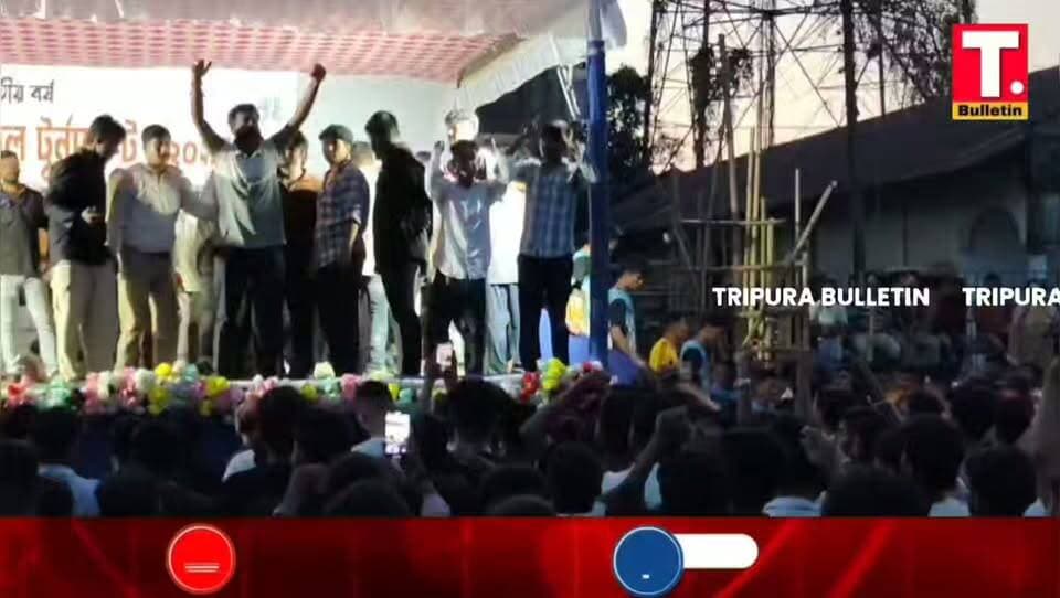 বিলোনিয়া ওরিয়েন্টাল ফুটবল টুর্নামেন্টের ফাইনাল ম্যাচে রানার্স হয়ে টিম গোলমাল একাদশের আনন্দ উল্লাস উদযাপন!
#Belonia #OrientalFootballTournament #GolmalEkadosh #FootballFinal #RunnerUp #BeloniaFootball #TripuraFootball #FootballLovers #SportsNews #TripuraBulletin