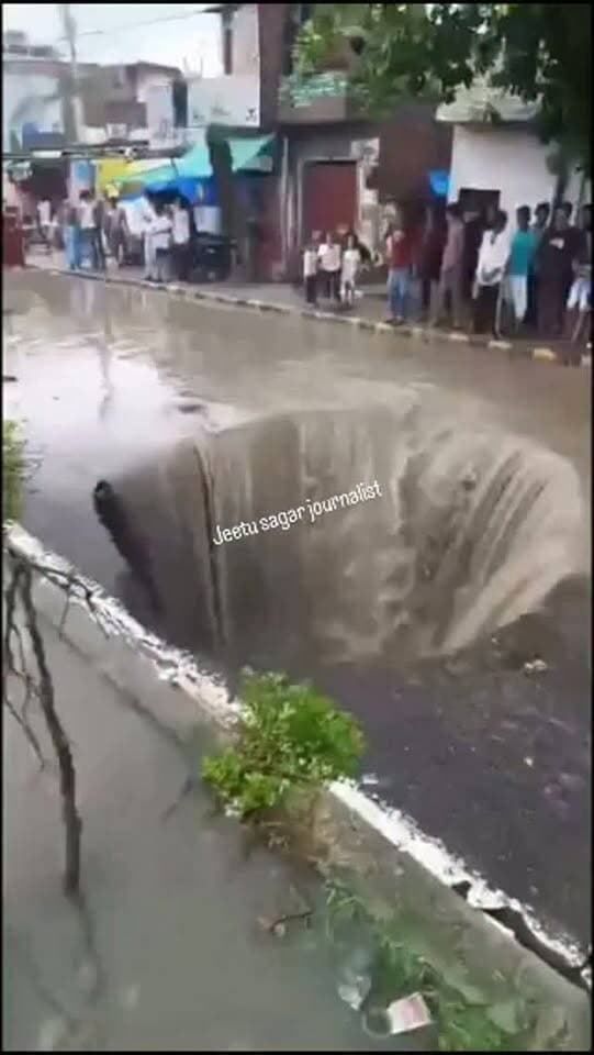 कानपुर में सड़क के बीच वॉटरफॉल निकल आया.
जनता में खुशी की लहर, शहर में उत्सव का माहौल.
📍यूपी