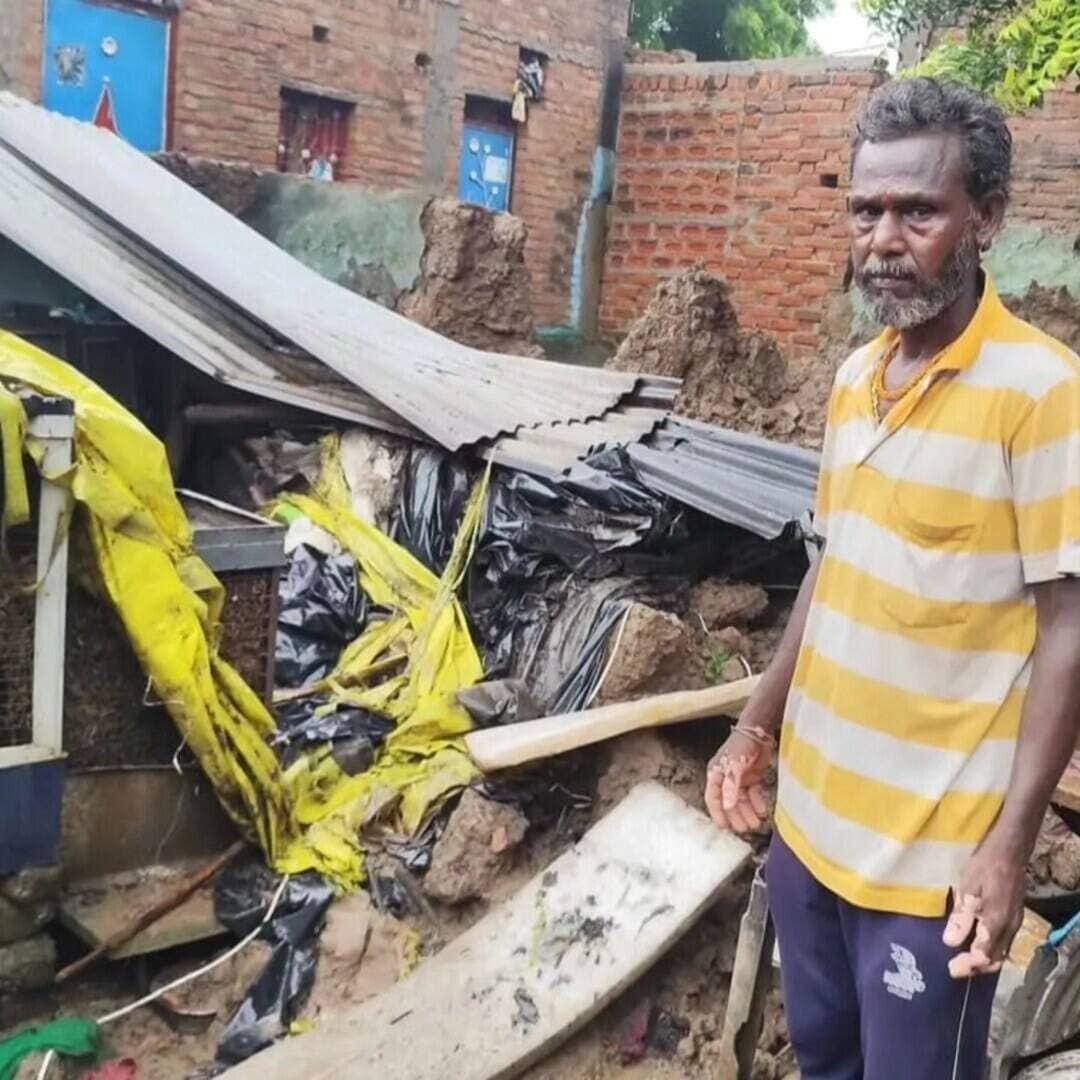 बिना रुके हो रही बारिश से दो कच्चे घर जमींदोज, दो महिलाएं घायल
कोंच। तहसील क्षेत्र में मंगलवार शाम से शुरू होकर लगातार जारी बारिश से बुधवार की सुबह दो कच्चे घर भरभरा कर जमींदोज हो गए। हादसों में दो महिलाएं मलबे में दबकर घायल हो गईं। एक की हालत गंभीर होने पर उसे उरई मेडिकल कॉलेज रेफर किया गया है।
कस्बे के भगत सिंह नगर मोहल्ले के राम तलैया इलाके में अतर सिंह पुत्र लालू अपनी पत्नी राखी (32) और तीन बच्चों के साथ कच्चे घर में रह रहे थे। लगातार बारिश के कारण बुधवार सुबह करीब 8 बजे घर अचानक भरभरा कर गिर गया। हादसे में राखी मलबे में दबकर घायल हो गईं। परिजनों और आसपास के लोगों ने उन्हें बाहर निकाला। परिजनों के अनुसार, आवास के लिए करीब दो साल पहले आवेदन किया गया था, लेकिन अभी तक सरकारी आवास का लाभ नहीं मिल सका है। दूसरी घटना तहसील के महेशपुरा निवारी गांव में हुई। यहां सुनील वर्मा की 17 वर्षीय बेटी महक अपने दो भाइयों के साथ कच्चे घर में थी। सुबह करीब 6 बजे घर गिरने से महक मलबे में दब गई और गंभीर रूप से घायल हो गई। उस समय पिता शौच के लिए गए थे, जबकि मां पशुओं को चारा डाल रही थीं। पड़ोसियों और परिजनों ने महक को बाहर निकालकर कोंच सीएचसी पहुंचाया, जहां प्राथमिक उपचार के बाद डॉक्टरों ने उसे उरई मेडिकल कॉलेज रेफर कर दिया।