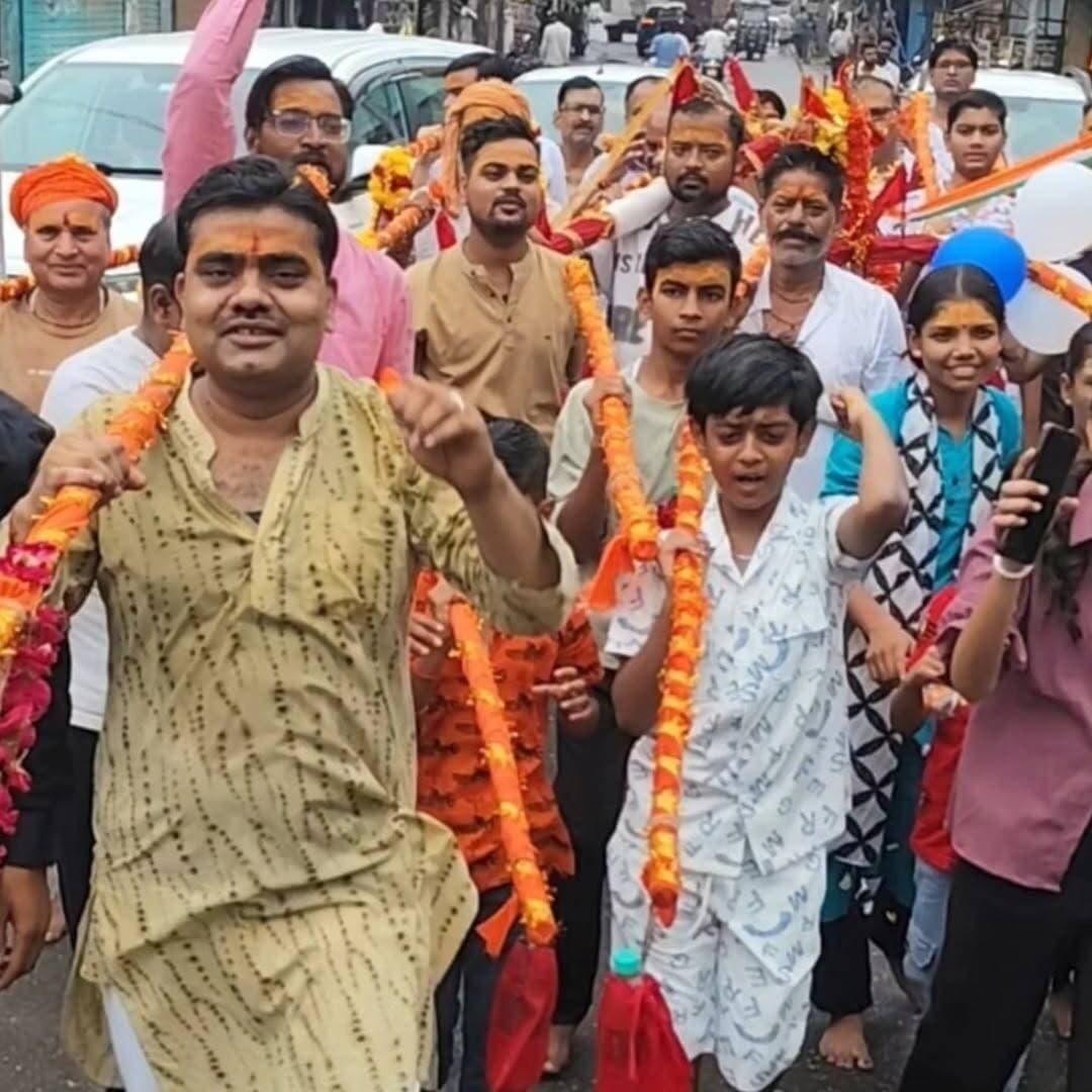 रामकुंड से जल लेकर निकली कांवड़ यात्रा, कोशलेश्वर महादेव का जलाभिषेक किया
जगह-जगह स्वागत हुआ कांवड़ यात्रा का, कई जगह जलपान की भी व्यवस्था की भक्तों ने
कोंच। श्रावण मास को देखते हुए अयोध्यावासी स्वर्णकार समाज के तत्वावधान में बुधवार को रामकुंड से कोसलेश्वर महादेव मंदिर तक भव्य कांवड़ यात्रा निकाली गई। यात्रा में समाज के लोगों ने उत्साहपूर्वक भाग लिया, भगवान शिव के जयकारों से पूरा वातावरण भक्तिमय हो गया।
कांवड़ यात्रियों ने रामकुंड से जल भरकर विधि-विधान से पूजा-अर्चना की और भगवान भोलेनाथ के जयकारे लगाते हुए कोसलेश्वर महादेव मंदिर की ओर प्रस्थान किया। यात्रा के दौरान श्रद्धालु ‘हर-हर महादेव’ और ‘बोल बम’ के जयघोष करते हुए चल रहे थे। पालिकाध्यक्ष प्रदीप गुप्ता ने यात्रा का स्वागत किया, इसके अलावा जगह-जगह लोगों ने कांवड़ियों का स्वागत किया और यात्रा में शामिल श्रद्धालुओं के लिए जलपान एवं पेयजल की व्यवस्था की। कोसलेश्वर महादेव मंदिर पहुंचकर कांवड़ियों ने भगवान शिव का जलाभिषेक किया और सुख-समृद्धि, शांति एवं खुशहाली की कामना की। समाज के पदाधिकारियों ने बताया कि धार्मिक आयोजनों से समाज में एकता, भाईचारा और आपसी सद्भाव मजबूत होता है। कांवड़ यात्रा में बड़ी संख्या में समाज के पुरुष, महिलाएं और युवा शामिल रहे। यात्रा के दौरान श्रद्धालुओं में विशेष उत्साह देखने को मिला। पूरे यात्रा मार्ग में शिवभक्ति का माहौल बना रहा और भगवान भोलेनाथ के जयकारों से वातावरण गूंजता रहा। इस दौरान अयोध्यावासी स्वर्णकार समाज के अध्यक्ष मुकेश सोनी, उपाध्यक्ष ज्ञान सोनी, मंत्री अरविंद सोनी, सुरेश सोनी, प्रह्लाद कौशल, जय प्रकाश सोनी, मनोज कौशल, हरदयाल सोनी, मनीष सोनी, बाबा, रामू सोनी, मुन्ना सोनी, आनंद सोनी, सचिन सोनी, सत्यम सोनी, अनिल सोनी, प्रदीप सोनी, संतोष सोनी, शैलेष सोनी, अंकुर सोनी, आयुष सोनी आदि शामिल रहे।
