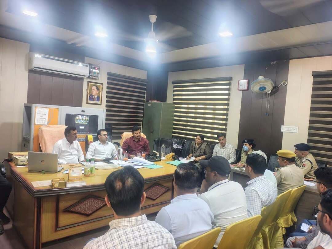 *28 अगस्त से शुरू होगा उत्तर भारत का प्रसिद्ध गोगामेड़ी मेला*
*40 लाख श्रद्धालुओं के आगमन की संभावना, तैयारियों की जिला कलक्टर ने की समीक्षा*
नोहर 26 अगस्त। उत्तर भारत के प्रसिद्ध गोगामेड़ी मेले-2026 की तैयारियों को लेकर बुधवार को गोगामेड़ी स्थित पंचायत भवन में जिला कलक्टर डॉ. खुशाल यादव की अध्यक्षता में जिला स्तरीय अधिकारियों की समीक्षा बैठक आयोजित हुई। बैठक में भादरा विधायक श्री संजीव बेनीवाल एवं पुलिस अधीक्षक श्री बी. आदित्य भी उपस्थित रहे। बैठक में मेले की सभी व्यवस्थाओं की विभागवार समीक्षा करते हुए अधिकारियों को समयबद्ध एवं समन्वित रूप से तैयारियां पूर्ण करने के निर्देश दिए गए।
इस अवसर पर जिला कलेक्टर और एसपी ने मेला क्षेत्र में विभिन्न तैयारियों का निरीक्षण कर जायजा लिया। उन्होंने इस मौके पर गोगामेड़ी पुलिस चौकी का भी निरीक्षण किया।
बैठक में देवस्थान विभाग के सहायक आयुक्त श्री गौरव सोनी ने मेले की तैयारियों का विस्तृत प्रस्तुतीकरण देते हुए पूर्व बैठक की अनुपालना रिपोर्ट प्रस्तुत की। इसके बाद सुरक्षा व्यवस्था, सीसीटीवी निगरानी, टेंट एवं बैरिकेडिंग, मंदिर में श्रद्धालुओं की भीड़ प्रबंधन, यातायात एवं पार्किंग, विद्युत, पेयजल, सफाई, अपराध नियंत्रण, आपदा प्रबंधन, पशु मेला, सांस्कृतिक कार्यक्रम तथा अन्य आवश्यक व्यवस्थाओं की विस्तृत समीक्षा की गई। बैठक में पशुपालन, जल संसाधन, विद्युत, पुलिस, नगर निकाय तथा प्रशासनिक विभागों के अधिकारियों ने अपनी-अपनी तैयारियों की अद्यतन जानकारी दी।
जिला कलक्टर ने अधिकारियों को निर्देश दिए कि 28 अगस्त से प्रारंभ होने वाले मेले में श्रद्धालुओं को किसी प्रकार की असुविधा नहीं हो। इस वर्ष मेले में लगभग 40 लाख श्रद्धालुओं के पहुंचने की संभावना को देखते हुए व्यापक प्रबंध किए जा रहे हैं। श्रद्धालुओं की सुविधा के लिए बैरिकेडिंग क्षेत्र के भीतर 6 प्रसाद एवं आवश्यक सामग्री की दुकानें स्थापित की जाएगी, ताकि कतार में लगे श्रद्धालुओं को बाहर जाने की आवश्यकता न पड़े। मेला क्षेत्र में लगभग 650 दुकानों का आवंटन किया गया है तथा श्रद्धालुओं के ठहराव एवं सुविधा के लिए बड़े डोम भी लगाए जा रहे हैं।
सुरक्षा व्यवस्था को और अधिक मजबूत बनाने के लिए इस बार 255 सीसीटीवी कैमरे लगाए जा रहे है, जिनसे पूरे मेला क्षेत्र एवं बैरिकेडिंग मार्ग की निगरानी की जाएगी। आसपास के पुलिस थानों से अतिरिक्त पुलिस बल तैनात किया जाएगा। मेले के दौरान आयोजित होने वाला पशु मेला भी विशेष आकर्षण रहेगा, जिसमें विभिन्न राज्यों से पशुपालक भाग लेंगे तथा समापन से पूर्व पशुओं की विभिन्न प्रतियोगिताओं का आयोजन किया जाएगा।
बैठक में अतिरिक्त पुलिस अधीक्षक श्रीमती गीता चौधरी, पुलिस उपाधीक्षक श्री कुलदीप, नोहर उपखंड अधिकारी श्रीमती सुनीता यादव एवं भादरा उपखंड अधिकारी श्री भागीरथ राम, तहसीलदार श्री बजरंग लाल, नगर पालिका नोहर के अधिशासी अधिकारी, पशुपालन विभाग के संयुक्त निदेशक, जल संसाधन एवं विद्युत विभाग के अभियंता, विकास अधिकारी, थानाधिकारी, देवस्थान विभाग से श्री अजय दुडिया, श्री रितेश श्रीमाली, श्री योगेश शर्मा सहित विभिन्न विभागों के अधिकारी उपस्थित रहे।