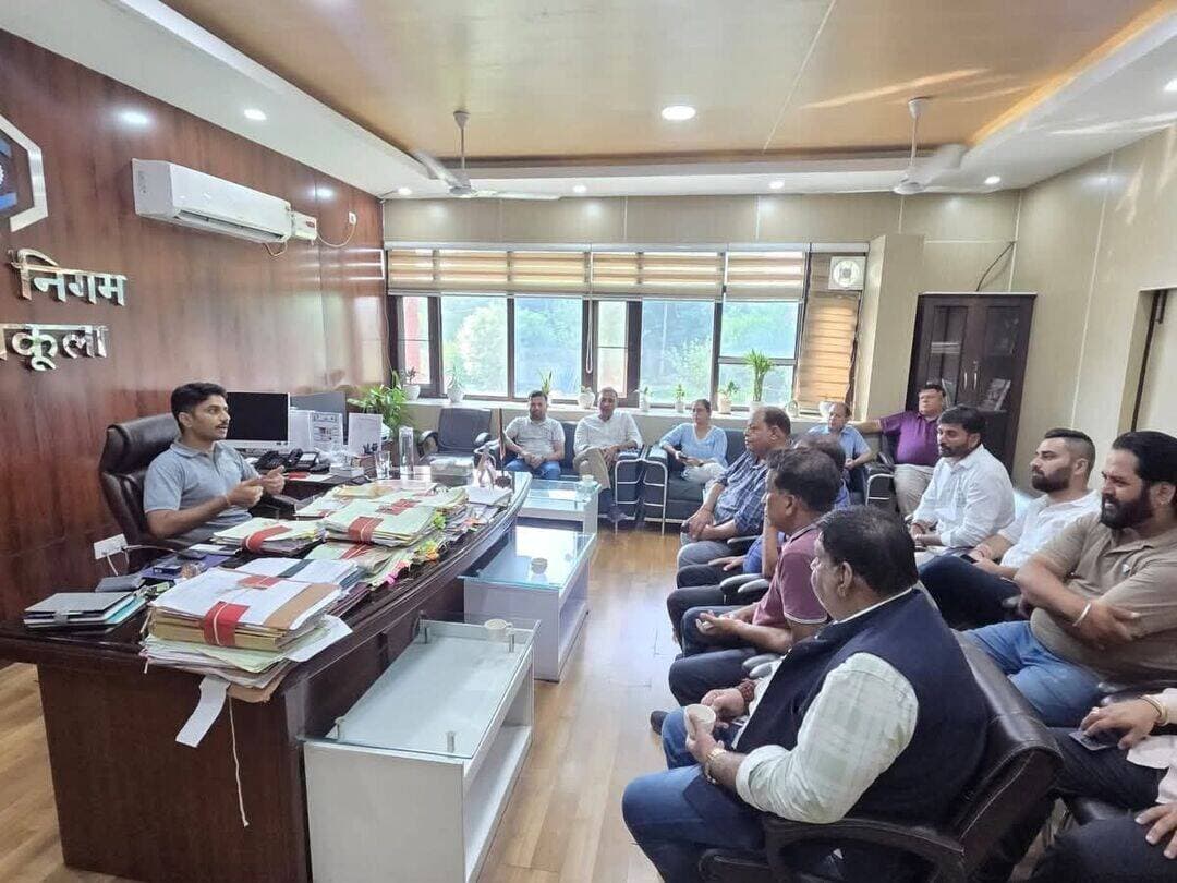 शहर के बाजार क्षेत्रों में सफाई व्यवस्था को और मजबूत बनाने की दिशा में महत्वपूर्ण कदम उठाते हुए नगर निगम आयुक्त श्री विनय कुमार ने आज विभिन्न मार्केट एसोसिएशन के प्रतिनिधियों के साथ बैठक की। बैठक का उद्देश्य व्यावसायिक क्षेत्रों में स्वच्छता बनाए रखने के लिए प्रभावी उपायों पर चर्चा करना था।
बैठक के दौरान आयुक्त ने कहा कि स्वच्छता केवल नगर निगम की जिम्मेदारी नहीं है, बल्कि यह सभी की साझा जिम्मेदारी है। बाजारों को साफ-सुथरा बनाए रखने के लिए मार्केट एसोसिएशन, दुकानदारों और वेंडरों की सक्रिय भागीदारी जरूरी है।
बैठक में सहमति बनी कि सभी दुकानदार और वेंडर अपनी दुकानों पर अनिवार्य रूप से डस्टबिन रखेंगे तथा अपना कचरा केवल नगर निगम की डोर-टू-डोर कचरा संग्रहण एजेंसी को ही सौंपेंगे। कोई भी दुकानदार या वेंडर सार्वजनिक स्थान पर कचरा नहीं फेंकेगा और न ही बाजार परिसर में कचरा जमा होने दिया जाएगा।
मार्केट एसोसिएशन ने बाजार क्षेत्रों में नियमित सफाई व्यवस्था अपने स्तर पर सुनिश्चित करने पर भी सहमति जताई। इस सामूहिक प्रयास से बाजारों में स्वच्छता बेहतर होने के साथ-साथ दुकानदारों और व्यावसायिक प्रतिष्ठानों में स्वच्छता के प्रति जिम्मेदारी और अपनत्व की भावना भी मजबूत होगी।
मार्केट एसोसिएशन द्वारा अपने स्तर पर सफाई व्यवस्था सुनिश्चित करने की पहल को देखते हुए नगर निगम की अगली हाउस मीटिंग में मार्केट एसोसिएशन पर लागू कचरा उठाने के शुल्क में कमी करने के प्रस्ताव पर विचार किया जाएगा।
नगर निगम आयुक्त श्री विनय कुमार ने कहा कि यह पहल नगर निगम की उस सोच को दर्शाती है, जिसके तहत सफाई व्यवस्था को बेहतर बनाने के लिए केवल निगम के कर्मचारियों पर निर्भर रहने के बजाय नागरिकों और अन्य हितधारकों के साथ मिलकर काम किया जा रहा है। उन्होंने कहा कि मार्केट एसोसिएशन की सामूहिक भागीदारी से न केवल बाजार क्षेत्रों में सफाई व्यवस्था बेहतर होगी, बल्कि नगर निगम अपने उपलब्ध सफाई कर्मचारियों का उपयोग आवासीय क्षेत्रों और अन्य ऐसे स्थानों पर अधिक प्रभावी ढंग से कर सकेगा, जहां अतिरिक्त ध्यान देने की आवश्यकता है।
<nis:link nis:type=tag nis:id=panchkulanews nis:value=panchkulanews nis:enabled=true nis:link/> <nis:link nis:type=tag nis:id=panchkula nis:value=panchkula nis:enabled=true nis:link/> <nis:link nis:type=tag nis:id=panchkulasocialmedia nis:value=panchkulasocialmedia nis:enabled=true nis:link/>