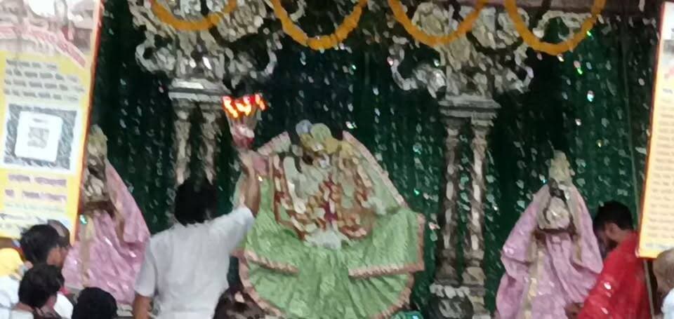 🌸🙏 श्रीजी राधे रानी की कृपा 🙏🌸
आज सावन माह के अंतिम गुरुवार को बरसाना धाम में श्रीजी राधे रानी की कृपा से पावन परिक्रमा का सौभाग्य प्राप्त हुआ। इसके बाद श्रृंगार आरती के अलौकिक एवं दिव्य दर्शन कर मन भक्ति रस में सराबोर हो गया। 🌺✨
राधे रानी की कृपा सभी पर यूँ ही बनी रहे।
जय श्री राधे! 🙏🌸