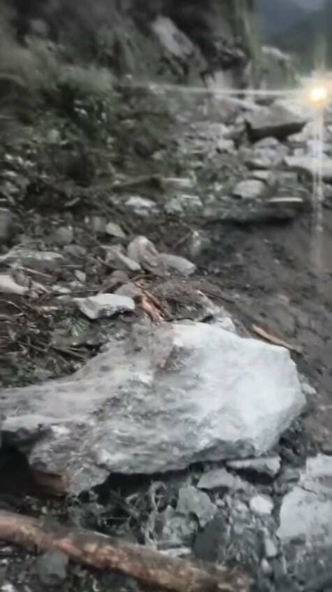 हाथी पर्वत के पास बदरीनाथ हाईवे वॉशआउट, बदरीनाथ-हेमकुंड यात्रा बाधित!!
चमोली जिले में बदरीनाथ राष्ट्रीय राजमार्ग जोशीमठ के समीप हाथी पर्वत क्षेत्र में एक हिस्सा वॉशआउट होने से क्षतिग्रस्त हो गया है। मार्ग का एक हिस्सा क्षतिग्रस्त होने के कारण हाईवे पर वाहनों की आवाजाही पूरी तरह बाधित हो गई है। सड़क के दोनों ओर वाहनों की लंबी कतार लग गई है, जिससे यात्रियों और स्थानीय लोगों को परेशानी का सामना करना पड़ रहा है।
मार्ग बंद होने से बदरीनाथ धाम और हेमकुंड साहिब की यात्रा भी प्रभावित हुई है। हाईवे पर पुलिस बल मौके पर तैनात है और वाहनों को सुरक्षित स्थानों पर रोककर राहगीरों की सुरक्षा सुनिश्चित की जा रही है।
स्थानीय लोगों के अनुसार हाईवे काफी क्षतिग्रस्त हुआ है, जिससे मार्ग को सुचारु करने में समय लग सकता है। वहीं, तहसील प्रशासन जोशीमठ का कहना है कि सड़क को जल्द से जल्द सुचारु कराने के लिए संबंधित कार्यदायी एजेंसी को सूचना दे दी गई है। प्रशासन और संबंधित एजेंसी की टीम मार्ग को खोलने के प्रयास में जुटी है।
मार्ग खुलने तक यात्रियों से सुरक्षित स्थानों पर रहने और प्रशासन-पुलिस के निर्देशों का पालन करने की अपील की गई है।