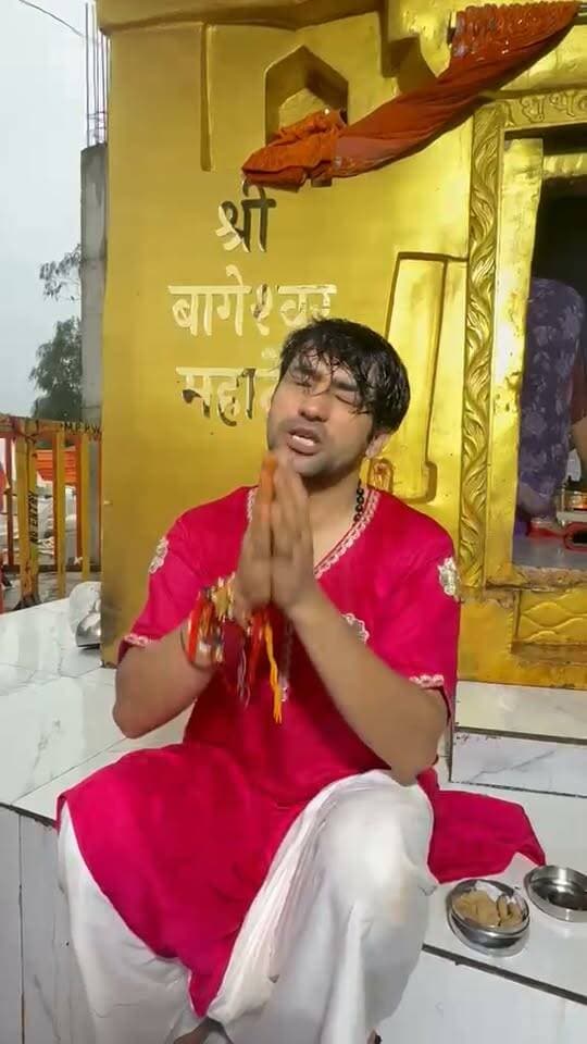 नेपाल में आई विनाशकारी बाढ़ से बागेश्वर सरकार व्यथित, बोले “बागेश्वर परिवार तुरंत सेवा कार्य में जुटे”
जापान यात्रा के बाद भारत लौटे पूज्य बागेश्वर सरकार को नेपाल में आई भीषण बाढ़ और त्रासदी की जानकारी मिली हजारों परिवारों के बेघर होने और कई लोगों के बह जाने की खबर से उन्होंने अपने सोशल मीडिया पेज से वीडियो क माध्यम से गहरा दुख व्यक्त किया बागेश्वर सरकार ने भगवान बागेश्वर बालाजी के चरणों में प्रार्थना करते हुए कहा कि हनुमान दादा सभी की रक्षा करें और पीड़ित परिवारों को इस कठिन समय में संबल प्रदान करें।
उन्होंने नेपाल के बागेश्वर धाम मंडल से तुरंत सेवा कार्य में जुटने की अपील की राहत और बचाव कार्य के साथ मेडिकल सामग्री सहित आवश्यक सहायता उपलब्ध कराने की कहा उन्होंने बताया कि बागेश्वर धाम से भी सेवा के लिए लोग नेपाल पहुंच रहे हैं साथ ही भारत सरकार और नेपाल सरकार द्वारा किए जा रहे राहत एवं बचाव प्रयासों के लिए उन्होंने प्रार्थना करते हुए कहा कि इस कठिन परिस्थिति में पूरा बागेश्वर परिवार नेपाल के पीड़ितों के साथ खड़ा है।