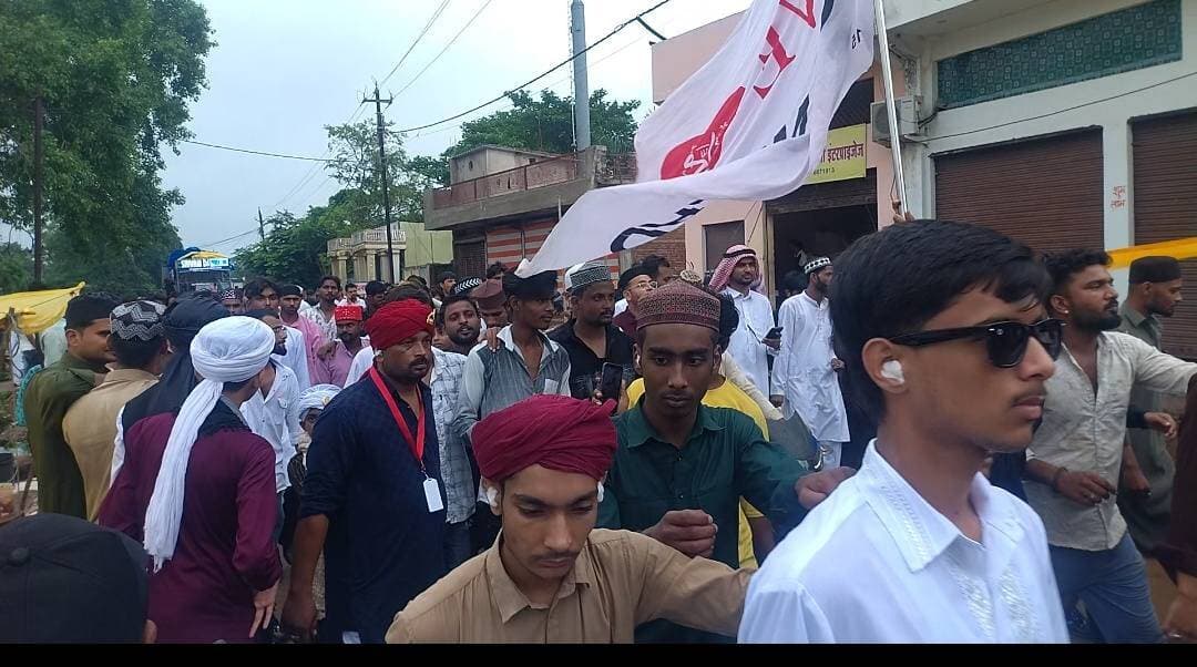 ईद मिलाद-उन-नबी जुलूस में डीजे का शोर पड़ा भारी, कानों में रुई लगाकर चले लोग; पुलिस ने की कार्रवाई
छतरपुर। ईद मिलाद-उन-नबी के अवसर पर छतरपुर शहर में निकाले गए जुलूस में श्रद्धा और उत्साह के साथ बड़ी संख्या में लोग शामिल हुए। हालांकि जुलूस के दौरान कुछ डीजे वाहनों की अत्यधिक तेज आवाज चर्चा का विषय बन गई। स्थिति यह रही कि कई लोगों को कानों में रुई लगाकर जुलूस में शामिल होना पड़ा।
प्रत्यक्षदर्शियों के अनुसार डीजे की ध्वनि इतनी तेज थी कि आसपास मौजूद लोगों को असहजता महसूस होने लगी। जुलूस में शामिल कुछ लोगों ने भी तेज आवाज पर नाराजगी जताई। मामले की जानकारी मिलने के बाद पुलिस ने ध्वनि प्रदूषण और निर्धारित मानकों के उल्लंघन को गंभीरता से लेते हुए संबंधित डीजे संचालकों पर कार्रवाई की।
पुलिस अधिकारियों ने स्पष्ट किया कि धार्मिक और सामाजिक आयोजनों में शांति, सुरक्षा और नियमों का पालन सर्वोपरि है। किसी भी आयोजन में निर्धारित ध्वनि सीमा से अधिक आवाज का उपयोग नहीं किया जा सकता। नियमों का उल्लंघन करने वालों के खिलाफ आगे भी कार्रवाई जारी रहेगी।
लोगों ने उठाए सवाल
जुलूस में शामिल लोगों का कहना था कि धार्मिक आयोजनों का उद्देश्य श्रद्धा और भाईचारा है, लेकिन अत्यधिक तेज ध्वनि से बुजुर्गों, बच्चों और आम नागरिकों को परेशानी का सामना करना पड़ता है। कई लोगों ने सवाल उठाया कि जब ध्वनि सीमा के नियम पहले से तय हैं, तो उनका पालन क्यों नहीं कराया जाता।
पुलिस की अपील
पुलिस ने आयोजन समितियों और डीजे संचालकों से अपील की है कि भविष्य में सभी कार्यक्रमों में निर्धारित नियमों का पालन करें, ताकि धार्मिक आयोजनों की गरिमा बनी रहे और आमजन को किसी प्रकार की असुविधा न हो।