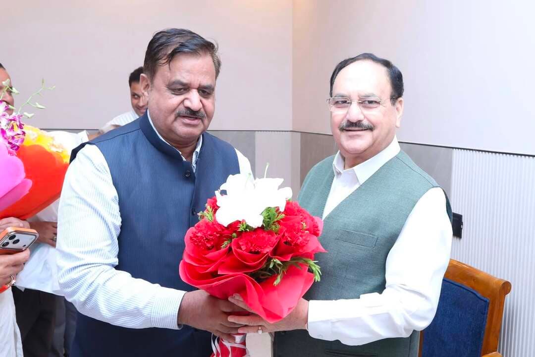 डॉ. राजेश कश्यप ने केंद्रीय स्वास्थ्य मंत्री श्री जगत प्रकाश नड्डा जी से भेंट कर जाना कुशलक्षेम
सोलन/शिमला: भाजपा नेता एवं डॉ. राजेश कश्यप ने केंद्रीय स्वास्थ्य मंत्री एवं भाजपा के वरिष्ठ नेता आदरणीय श्री जगत प्रकाश नड्डा जी से भेंट कर उनके स्वास्थ्य का कुशलक्षेम जाना।
इस अवसर पर डॉ. राजेश कश्यप ने कहा कि श्री नड्डा जी का संगठन, राष्ट्र एवं जनसेवा के प्रति समर्पण हम सभी के लिए प्रेरणास्रोत है। उनके अस्वस्थ होने की जानकारी मिलने पर उनसे व्यक्तिगत रूप से मिलकर स्वास्थ्य का हालचाल जाना और शीघ्र पूर्ण स्वास्थ्य लाभ की कामना की।
डॉ. कश्यप ने कहा कि श्री नड्डा जी का मार्गदर्शन सदैव कार्यकर्ताओं को नई ऊर्जा और दिशा प्रदान करता है। उन्होंने ईश्वर से श्री नड्डा जी के उत्तम स्वास्थ्य, शीघ्र स्वस्थ होने एवं दीर्घायु की प्रार्थना की।