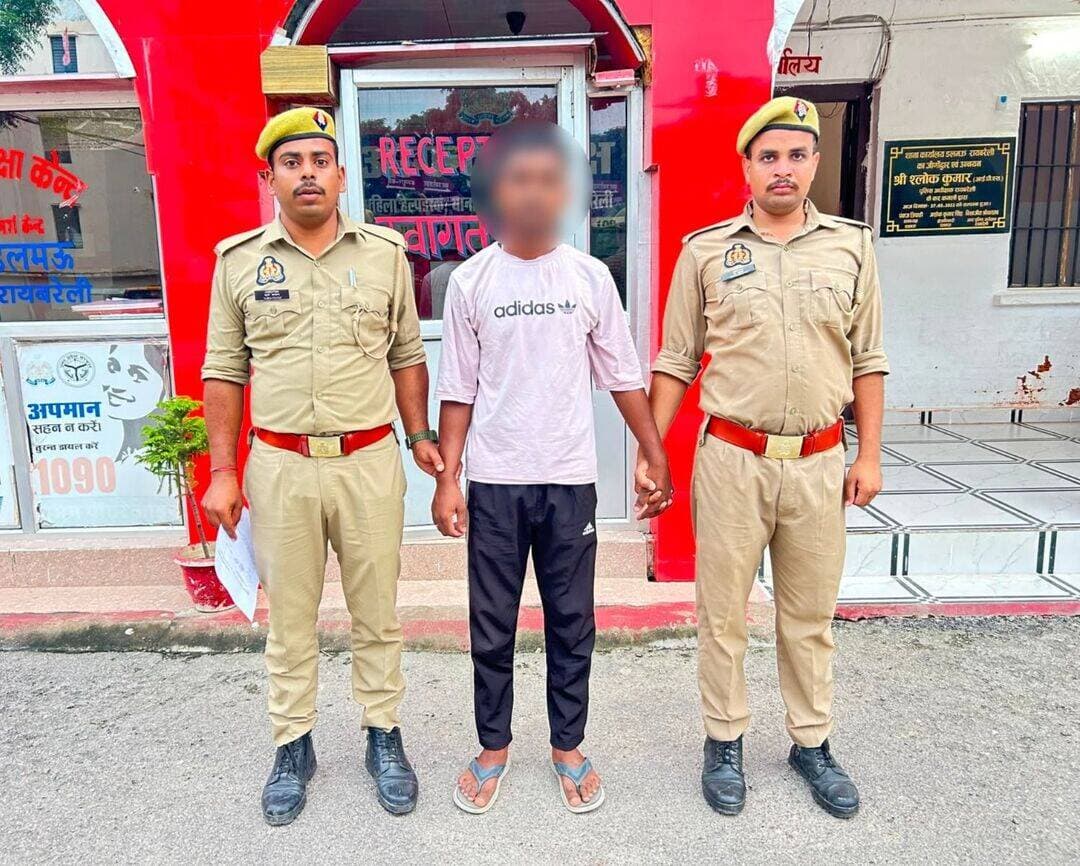 रायबरेली : बारावफात जुलूस के दौरान आपत्तिजनक नारे लगे
➡️फिलिस्तीन जिंदाबाद के नारे लगाए गए
➡️“गुस्ताख-ए-नबी की एक ही सजा” के नारे लगे
➡️“सर तन से जुदा” के नारे लगाने का आरोप
➡️आरोपी अफजल कुरैशी पर नारे लगाने का आरोप
➡️नारेबाजी से सांप्रदायिक माहौल बिगड़ने की आशंका
➡️पुलिस ने आरोपी अफजल कुरैशी को किया अरेस्ट
➡️डलमऊ कोतवाली क्षेत्र में हुई कार्रवाई