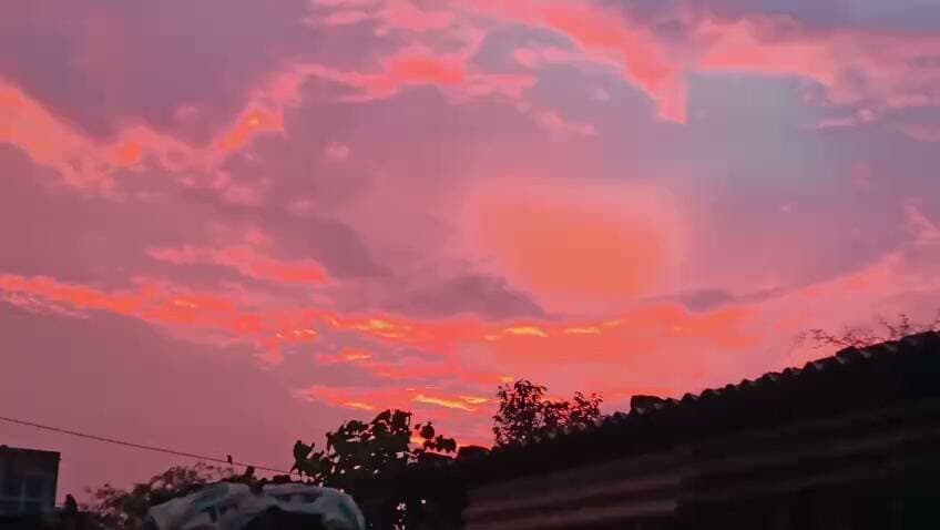*शाम के आसमान में बिखरे रंग, सूर्यास्त का मनमोहक नजारा*
वजीरपुर। मीना बड़ौदा बुधवार शाम 6:30 बजे आसमान में सूर्यास्त के समय प्रकृति का मनमोहक नजारा देखने को मिला। आसमान में छाए बादलों पर सूर्य की सुनहरी किरणें पड़ने से गुलाबी, नारंगी और लाल रंगों की आकर्षक छटा बिखर गई। बदलते रंगों ने शाम के आसमान को बेहद खूबसूरत बना दिया।
सूर्यास्त के इस मनोहारी दृश्य को देखकर लोगों ने कैमरों में तस्वीरें कैद कीं। गांव के मकानों और पेड़-पौधों की काली परछाइयों के बीच रंग-बिरंगे बादलों का दृश्य लोगों के आकर्षण का केंद्र रहा। कुछ देर तक आसमान में नजर आया यह प्राकृतिक नजारा ऐसा लग रहा था, मानो प्रकृति ने खुद रंगों से आसमान को सजा दिया हो।