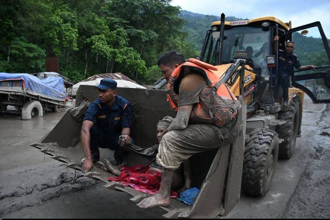 नेपाल में बाढ़ के बाद का मंजर और रेस्क्यू की 5 तस्वीरें नेपाल में रातभर चला रेस्क्यू ऑपरेशन, 11 टीमें तैनात
नेपाल में भीषण बाढ़ के बाद राहत और बचाव अभियान रातभर जारी रहा। प्रधानमंत्री कार्यालय के मुताबिक, 11 टीमों ने रात में भी सर्च और रेस्क्यू ऑपरेशन चलाया।
आज सुबह बड़ी संख्या में लोगों को हेलीकॉप्टर से सुरक्षित निकाला जाएगा। इसके अलावा बाढ़ के बाद सुरंगों में फंसे लोगों को निकालने के लिए भी रेस्क्यू ऑपरेशन चलाया जाएगा.
#न्यू़जबिहारकीआवाज #newsbiharkiaawaj #NepalPolice