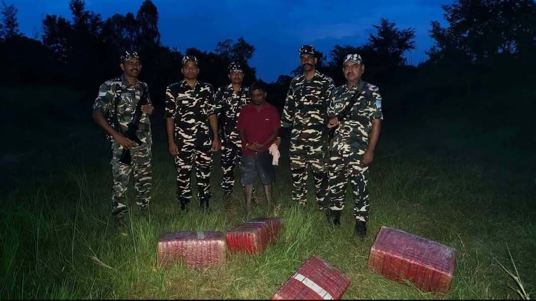 भारत नेपाल बॉर्डर पर कन्हवां #ssb एवं #stf सीतामढ़ी के टिम द्वारा, 68 किलो गांजा के साथ नेपाली तस्कर अवधेश मंडल गिरफ्तार ।
#न्यू़जबिहारकीआवाज #newsbiharkiaawaj