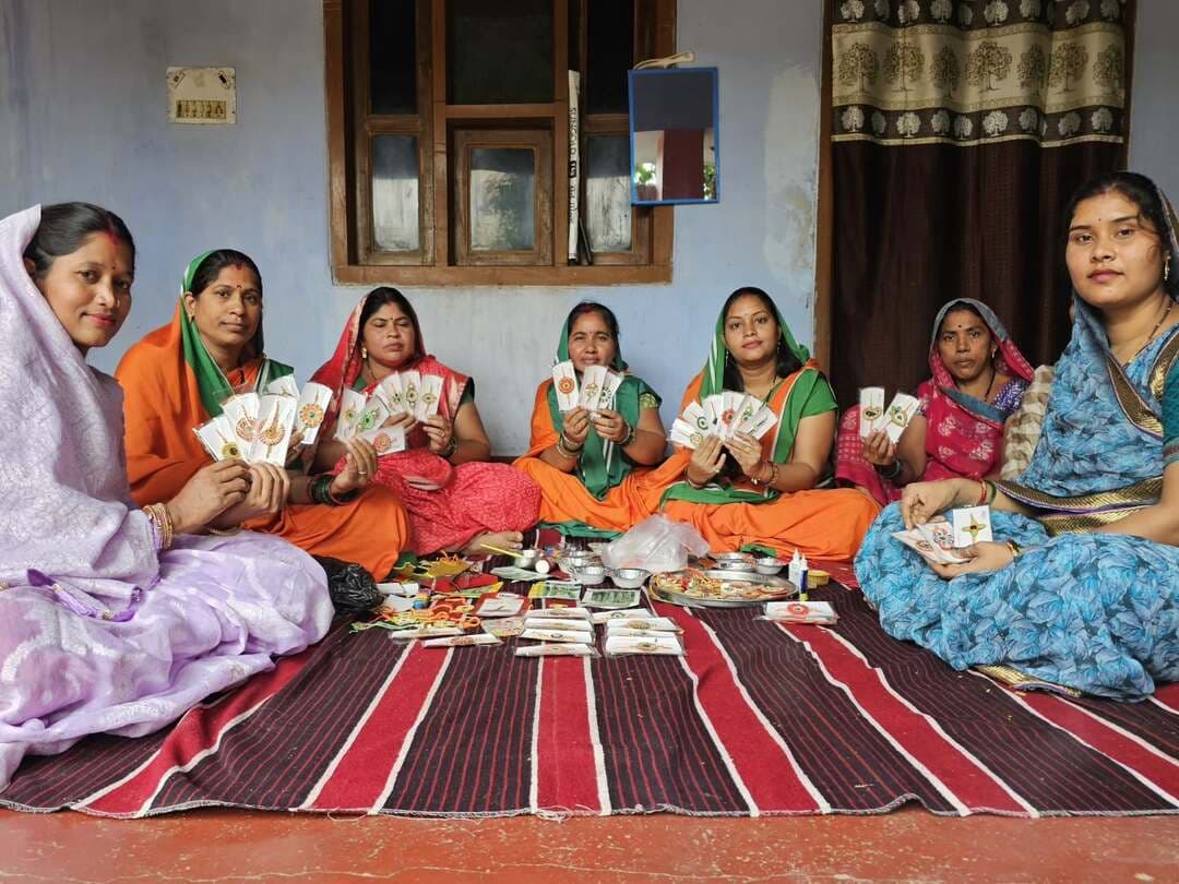 सक्ती जिले की राधाकृष्ण स्व-सहायता समूह की दीदियों ने धनिया, कद्दू, करेला, भिंडी, धान, मूंग, राजमा, खीरा सहित विभिन्न बीजों से इको-फ्रेंडली राखियां तैयार की हैं।
कलेक्ट्रेट परिसर में इन राखियों की खूब मांग देखने को मिली। नवपदस्थ कलेक्टर श्रीमती जयश्री जैन ने बीज जड़ित राखी खरीदकर इस पर्यावरण हितैषी पहल की सराहना की।
सक्ती के साथ छत्तीसगढ़ के अन्य जिलों सहित अन्य राज्यों में भी इन राखियों का विक्रय और ऑर्डर के माध्यम से आपूर्ति की जा रही है। राखी के बाद इन्हें मिट्टी में रोपकर पौधे उगाए जा सकते हैं।
यह पहल पर्यावरण संरक्षण के साथ ग्रामीण महिलाओं के स्वरोजगार और सशक्तिकरण को भी बढ़ावा दे रही है।
#ईको_फ्रेंडली_राखी
#saktidist
#sakti
