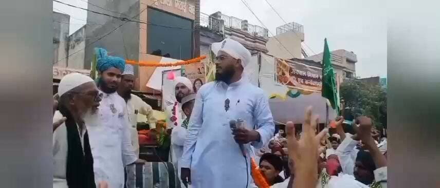 फतेहगंज पश्चिमी में अकीदत के साथ निकला जुलूस-ए-मोहम्मदी, जगह-जगह हुआ स्वागत
रिपोर्ट पंकज शर्मा
फतेहगंज पश्चिमी। ईद मिलादुन्नबी के मुबारक मौके पर कस्बे में जश्न-ए-ईद मिलादुन्नबी अकीदत और उत्साह के साथ मनाया गया। इस अवसर पर जुलूस-ए-मोहम्मदी निकाला गया, जिसमें बड़ी संख्या में बच्चे, नौजवान, बुजुर्ग और अकीदतमंद शामिल हुए। जुलूस में अमन, भाईचारे, मोहब्बत और इंसानियत का पैगाम दिया गया।
सुबह करीब नौ बजे जामा मस्जिद, गौसिया मस्जिद, कादरी मस्जिद समेत विभिन्न मस्जिदों और मदरसों से अंजुमनें जुलूस की शक्ल में रवाना हुईं। नात-ओ-सलाम पढ़ते हुए जुलूस कस्बे के प्रमुख मार्गों से होता हुआ लोधीनगर चौराहे पहुंचा। यहां उलमा-ए-किराम ने तकरीर करते हुए पैगंबर-ए-करीम की सीरत-ए-पाक पर रोशनी डाली और उनके बताए अमन, भाईचारे व इंसानियत के रास्ते पर चलने की अपील की।
जुलूस के दौरान नगर पंचायत चेयरमैन इमराना बेगम और उनके पति मोहम्मद शाहिद उर्फ कल्लू भाई की ओर से जगह-जगह लंगर का आयोजन कराया गया। विभिन्न स्थानों पर जुलूस का स्वागत भी किया गया। इसके बाद जुलूस बिजलीघर पहुंचा, जहां दुआ-ए-खैर के साथ समापन हुआ।
जुलूस को लेकर पुलिस प्रशासन भी पूरी तरह मुस्तैद रहा। पूरे मार्ग पर सुरक्षा व्यवस्था बनाए रखी गई। कार्यक्रम में पूर्व चेयरमैन शकील अहमद अंसारी, ईओ पुष्पेंद्र सिंह राठौर, हाजी मौलाना अकील अहमद अंसारी, सभासदों, विभिन्न अंजुमनों के पदाधिकारियों और बड़ी संख्या में स्थानीय लोग मौजूद रहे।
Bareilly news Live
#Viralpost