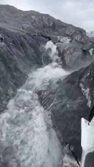 चीन का हेलीकॉप्टर उस ग्लेशियर क्षेत्र तक पहुंचा, जहां ग्लेशियर टूटने के बाद निकले पानी ने नेपाल में भारी तबाही मचाई। इस तरह की घटना को ग्लेशियल लेक आउटबर्स्ट फ्लड (GLOF) कहा जाता है।
जब ग्लेशियर से बनी या उसके पीछे रुकी झील का प्राकृतिक बांध अचानक टूटता है, तो भारी मात्रा में पानी और मलबा बेहद तेज़ी से नीचे की ओर बहता है। इससे कुछ ही समय में विनाशकारी बाढ़ की स्थिति पैदा हो सकती है...