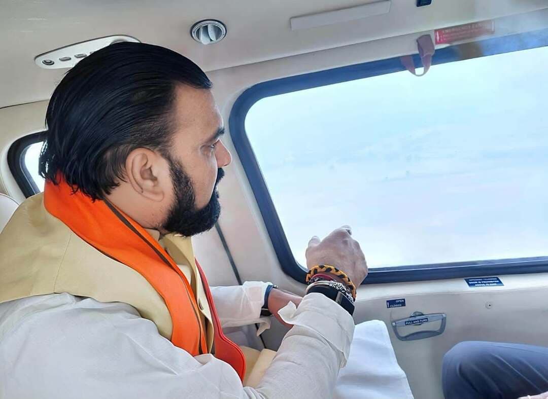 मुख्यमंत्री सम्राट चौधरी ने नेपाल में आए सैलाब को देखते हुए बिहार के सीमावर्ती क्षेत्रों बगहा, वाल्मीकिनगर, बेतिया एवं मोतिहारी में बाढ़ की स्थिति का सर्वेक्षण किया।
इस दौरान संभावित प्रभावों, आवश्यक एहतियाती उपायों, सुरक्षा एवं राहत-बचाव कार्यों को लेकर प्रशासनिक तैयारियों की समीक्षा की तथा संबंधित अधिकारियों को पूरी तत्परता के साथ आवश्यक कदम उठाने के निर्देश दिए।
बाढ़ प्रभावित क्षेत्रों में नागरिकों की सुरक्षा एवं हर संभव सहायता उपलब्ध कराना हमारी सर्वोच्च प्राथमिकता है।