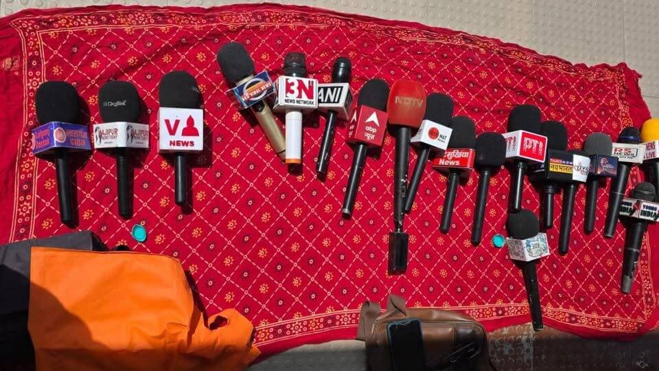 मुख्यमंत्री सम्राट चौधरी के कार्यक्रम की कवरेज के लिए पास नहीं मिलने से नाराज वैशाली के पत्रकारों ने मंगलवार को जिला समाहरणालय परिसर में धरना-प्रदर्शन किया। पत्रकार डीएम कार्यालय के बाहर माइक डाउन कर विरोध जताने पहुंचे। प्रदर्शन में प्रिंट और इलेक्ट्रॉनिक मीडिया के पत्रकारों के साथ बड़ी संख्या में यूट्यूबर्स और सोशल मीडिया से जुड़े पत्रकार भी शामिल हुए।
मुख्यमंत्री सम्राट चौधरी का मंगलवार को वैशाली के बिदुपुर प्रखंड स्थित राजकीय अभियंत्रण महाविद्यालय में कार्यक्रम था। कार्यक्रम की कवरेज के लिए पत्रकारों को जिला जनसंपर्क कार्यालय की ओर से पास जारी किया जाना था। स्थानीय पत्रकारों का आरोप है कि उन्हें समय पर पास नहीं मिला, जिसके कारण उन्हें मुख्यमंत्री के कार्यक्रम की कवरेज करने में परेशानी हुई।
पास नहीं मिलने के विरोध में पत्रकार हाजीपुर स्थित समाहरणालय पहुंचे और डीएम कार्यालय के समीप धरने पर बैठ गए। इस दौरान पत्रकारों ने माइक डाउन कर अपना विरोध दर्ज कराया। प्रदर्शनकारियों ने सरकारी कार्यक्रमों की मीडिया कवरेज के लिए अपनाई जाने वाली व्यवस्था पर सवाल उठाए।
प्रदर्शन में प्रिंट और इलेक्ट्रॉनिक मीडिया के अलावा बड़ी संख्या में यूट्यूबर्स और सोशल मीडिया पत्रकार भी मौजूद रहे। पत्रकारों का कहना था कि महत्वपूर्ण सरकारी कार्यक्रमों की कवरेज के लिए मीडिया प्रतिनिधियों को समय पर पास और आवश्यक अनुमति उपलब्ध कराना प्रशासन की जिम्मेदारी है। पास नहीं मिलने से पत्रकारों को अपने पेशेवर दायित्व निभाने में परेशानी होती है।
धरने के दौरान पत्रकार कौशल किशोर पाठक ने जिलाधिकारी को लेकर गंभीर आरोप लगाए। उन्होंने दावा किया कि पत्रकारों की ओर से किए जाने वाले फोन का डीएम स्तर पर सीधे संज्ञान नहीं लिया जाता। उनके अनुसार, डीएम को फोन करने के कुछ देर बाद ओएसडी या कोई अन्य अधिकारी पत्रकारों को फोन कर उनसे पूछता है कि उन्होंने जिलाधिकारी को फोन क्यों किया था। हालांकि, इन आरोपों पर जिला प्रशासन की ओर से तत्काल कोई प्रतिक्रिया सामने नहीं आई है।
धरना-प्रदर्शन में प्रफुल्ल कुमार, विकास आनंद, अभिजीत शर्मा, धर्मेंद्र कुमार, राजकुमार सिंह, विकास महापात्रा, रवि कुमार सिंह, रूपेश कुमार सिंह, राजा बाबू, राहुल अमृतराज, संजीत कुमार मोती, ऋषभ कुमार और धर्मपाल पटेल समेत कई पत्रकार शामिल हुए।
पत्रकारों ने मांग की कि स्थानीय स्तर पर होने वाले महत्वपूर्ण सरकारी कार्यक्रमों की कवरेज के लिए पत्रकारों को समय पर पास उपलब्ध कराने की व्यवस्था सुनिश्चित की जाए। अब इस मामले में जिला प्रशासन और जिला जनसंपर्क कार्यालय की ओर से आने वाले स्पष्टीकरण का इंतजार है।
