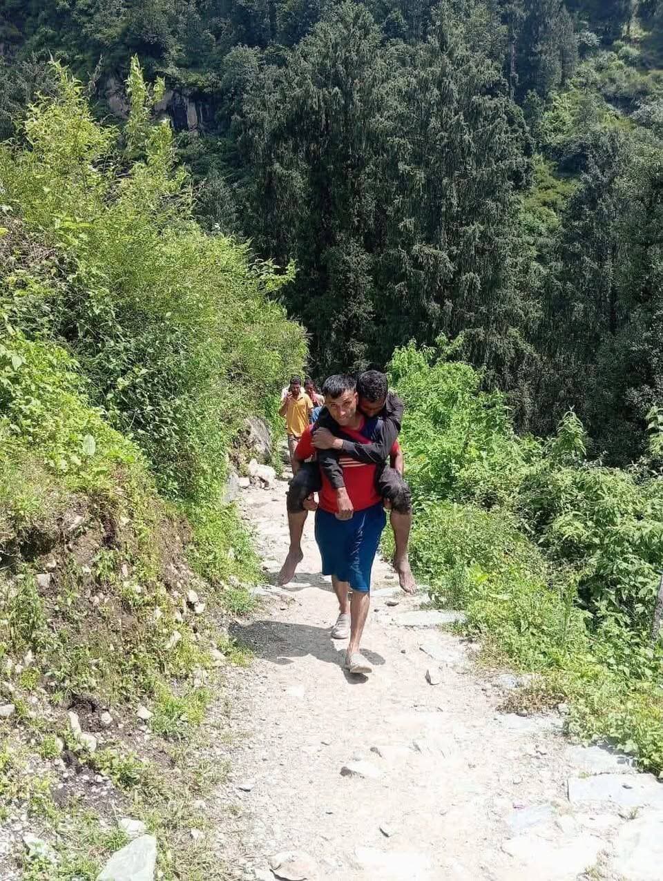 चुराह में 100 फीट गहरी खाई में गिरा भेड़पालक, साथियों ने पीठ पर उठाकर बचाई जान
चुराह के चांजू क्षेत्र में तंगेड़ा नाले के पास बड़ा हादसा हो गया। लाहौल-स्पीति से लौट रहे भेड़पालक का अचानक पैर फिसल गया और वह करीब 100 फीट गहरी खाई में जा गिरा। गंभीर रूप से घायल भेड़पालक को उसके साथियों ने कड़ी मशक्कत के बाद खाई से बाहर निकाला। सड़क तक पहुंचने का रास्ता न होने पर साथी उसे पीठ पर उठाकर कई किलोमीटर पैदल चांजू पहुंचे, जहां प्राथमिक उपचार के बाद मेडिकल कॉलेज चंबा रेफर किया गया।
#Churah #Chamba #HimachalPradesh #Chanju #Shepherd #SheepGoat #Accident #RescueOperation #MedicalCollegeChamba #HimachalNews #ChambaNews #BreakingNews #LocalNews #HimachalUpdates #Rescue #Humanity #NewsUpdate