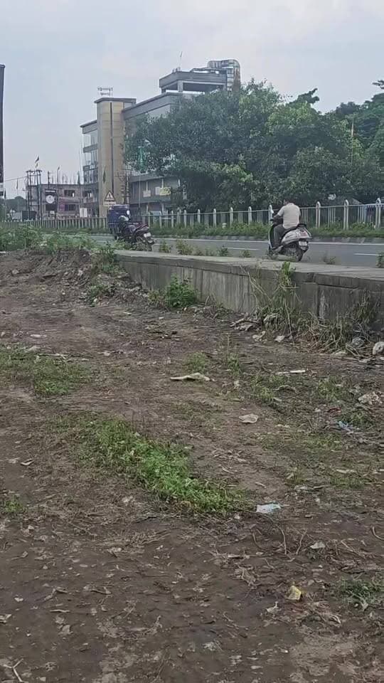 PHE পানীয় জল নষ্ট হচ্ছে এভাবেই অনবরত
দেখার কেউ নেই পাইপ ফেটে সকাল থেকে জল পড়ছে
ফুলবাড়ি চুনাভাটি এলাযায়