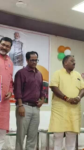 जिलाधिकारी ने रसोइयों का किया सम्मान। #chitrakoot #viralnews #newslive #chitrakootnewslive #news