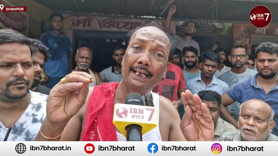 शाहपुर विधानसभा के करजा में महिला पुरुष सड़क पर बेंच लगाकर बैठे,क्या है मांग उनकी सुनिए उन्हीं की