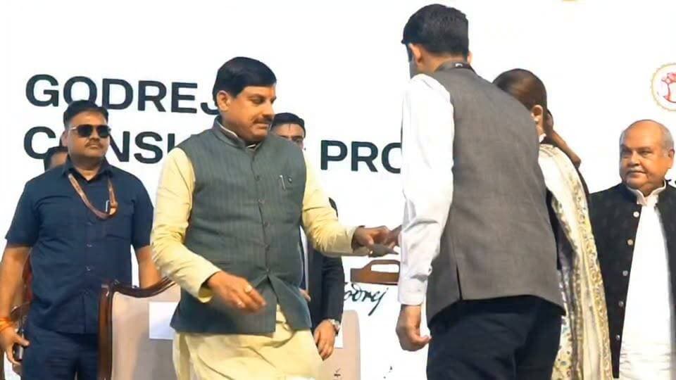“चंबल में बदली विकास की तस्वीर! मालनपुर में 450 करोड़ का निवेश, 600+ लोगों को रोजगार”
मध्यप्रदेश में निवेश को लेकर मुख्यमंत्री डॉ. मोहन यादव की रणनीति अब सिर्फ निवेश प्रस्तावों और एमओयू तक सीमित नहीं है, बल्कि इन प्रस्तावों को जमीन पर उतारने की दिशा में भी तेजी से काम हो रहा है। इसका ताजा उदाहरण भिंड के मालनपुर में देखने को मिला, जहां गोदरेज कंज्यूमर प्रोडक्ट्स की नई एकीकृत विनिर्माण इकाई का शुभारंभ हुआ है।
करीब 450 करोड़ रुपए के अतिरिक्त निवेश से तैयार हुई इस नई यूनिट से 600 से ज्यादा लोगों को प्रत्यक्ष रोजगार मिलेगा। खास बात ये है कि मालनपुर में शुरू हुई ये सुविधा अब एशिया की सबसे बड़ी इंटीग्रेटेड सोप मैन्युफैक्चरिंग फैसिलिटी बन गई है, जहां हर मिनट करीब 4 हजार साबुन तैयार किए जा सकेंगे।
गोदरेज का मध्यप्रदेश से रिश्ता भी करीब 35 साल पुराना है। वर्ष 1991 में मालनपुर में पहली यूनिट से शुरू हुआ ये सफर अब विस्तार के साथ एक बड़े मैन्युफैक्चरिंग हब में बदल चुका है। कंपनी के मुताबिक मालनपुर में अब तक करीब 850 करोड़ रुपए का निवेश हो चुका है और नई यूनिट के बाद यहां कर्मचारियों की संख्या करीब 2200 से बढ़कर 2800 तक पहुंचने की उम्मीद है।
मुख्यमंत्री डॉ. मोहन यादव ने इस मौके पर चंबल के बदलते स्वरूप को रेखांकित करते हुए कहा कि जिस चंबल की पहचान कभी बीहड़ों और दस्यु समस्या से होती थी, वही चंबल अब उद्योग, निवेश और रोजगार की नई पहचान बना रहा है।
सरकार के मुताबिक जीआईएस-2025 में मिले 30 लाख 77 हजार करोड़ रुपए के निवेश प्रस्तावों में से 30 फीसदी से ज्यादा अब जमीन पर उतर चुके हैं, जबकि करीब 10 लाख करोड़ रुपए की औद्योगिक इकाइयां मूर्त रूप ले रही हैं। मध्यप्रदेश से करीब 76 हजार करोड़ रुपए के उत्पादों का निर्यात भी अब विदेशों तक हो रहा है।
और यही तस्वीर मुख्यमंत्री डॉ. मोहन यादव की उस औद्योगिक नीति को सामने रखती है, जिसमें निवेशकों को मध्यप्रदेश बुलाने के साथ-साथ निवेश को फैक्ट्री, उत्पादन और रोजगार में बदलने पर जोर है। ग्वालियर-चंबल में करीब दो महीने के भीतर तीसरी बड़ी मैन्युफैक्चरिंग यूनिट का शुभारंभ इसी बदलते औद्योगिक मध्यप्रदेश की कहानी कह रहा है।
#MadhyaPradeshNews
#MPInvestment
#Godrej
#GwaliorChambal
#ViksitMadhyaPradesh