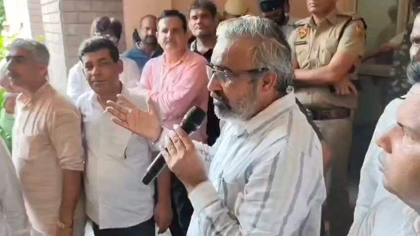 राजा साहब चाहें तो ये तोडफोड अत्याचार रुक सकता है।
जनप्रतिनिधि क्या बने हुए मकानों को तोड़ने को उचित मानते है ?