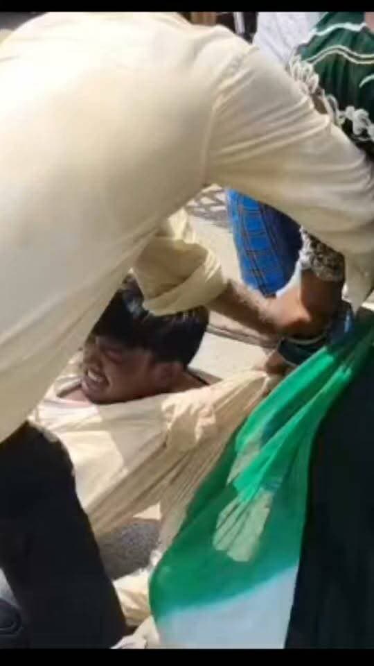 बिहार के सुपौल में पति ने चोरी से कर ली दूसरी शादी तो पत्नी कॉलर पकड़कर पति की बीच सड़क पर कर दी धुनाई,वीडियो हुआ वायरल