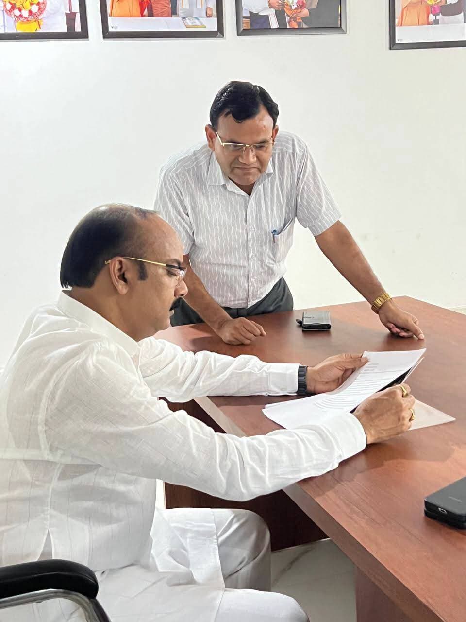 शाहजहांपुर -भाजपा सांसद अरुण सागर ने कार्यालय पर आए फरियादियों की सुनी समस्याएं, संबन्धित अधिकारियों से फोन पर वार्ता कर सामाधान कराने के दिए निर्देश।