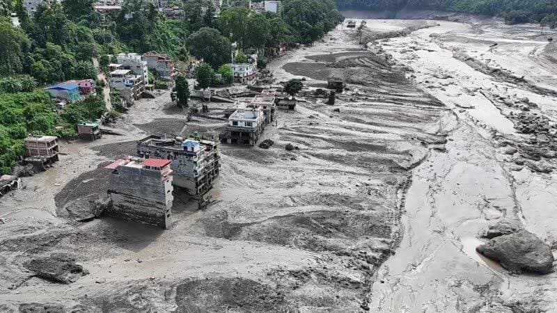 कुदरत का कहर: अचानक आई भीषण बाढ़ ने बहाया पूरा बाजार, 160 से ज्यादा मौतें; सैकड़ों लोग लापता...see more