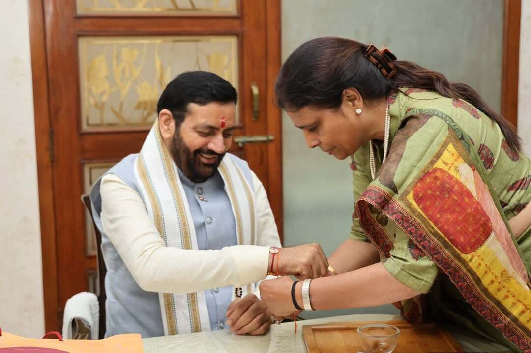 रक्षाबंधन के पावन पर्व पर भारतीय जनता पार्टी की प्रदेशाध्यक्ष डॉ. अर्चना गुप्ता ने बुधवार सुबह चंडीगढ़ स्थित मुख्यमंत्री आवास ‘संत कबीर कुटीर’ पहुंचकर मुख्यमंत्री नायब सिंह सैनी और उनकी धर्मपत्नी श्रीमती सुमन सैनी को राखी बांधी तथा उन्हें रक्षाबंधन की हार्दिक शुभकामनाएं दीं। डॉ. गुप्ता ने मुख्यमंत्री नायब सिंह सैनी के उत्तम स्वास्थ्य, सुख-समृद्धि एवं दीर्घायु की कामना की।
Nayab Saini Dr. Archana Gupta BJP Haryana #HaryanaGovernment #RakshaBandhan