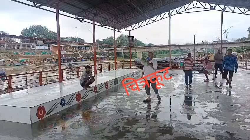 चित्रकूट- मन्दाकिनी नदी राघव प्रयाग घाट में आरती स्थल तक पहुंचा पानी, नगर परिषद द्वारा शुरू किया गया अनाउंसमेंट, नाविकों से रस्सी, ट्यूब, जैकेट रखने की दी गई सलाह, किसी भी स्थिति से निपटने और सुरक्षित रहने की दी गई सलाह, एसडीईआरएफ और नगर परिषद के साथ स्थानीय पुलिस बल तैनात, नगर परिषद के स्वछता एवं अतिक्रमण प्रभारी प्रभात सिंह गहरवार रख रहे हालातो पर नजर।
#chitrakoot #chitrakootdham #chitrakootexpress