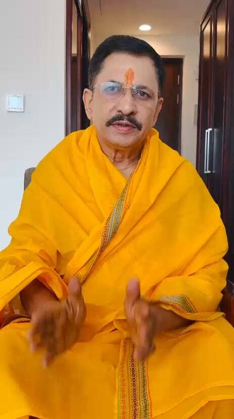 आरक्षण के मुद्दे में पूर्व विधायक नारायण त्रिपाठी का बड़ा बयान कहा आरक्षण जातिगत नहीं बल्कि बल्कि आर्थिक आधार पर तय होना चाहिए यही बाबा साहब भीमराव अंबेडकर की मूल सोच फलीभूत होगी,सर्व समाज संभाव की परिकल्पना साकार होगी। श्री त्रिपाठी ने कहा कि जिन दिनों ज्योतिरादित्य सिंधिया ने भाजपा में आए थे तब ग्वालियर चंबल क्षेत्र में तामम उपचुनाव हुए थे। इस दौरान पार्टी ने मुझे भी जिम्मेवारी सौंपी थी तब स्थानीय लोगों की मांग पर मैने तत्कालिक मुख्यमंत्री शिवराज सिंह चौहान के समक्ष सवर्ण आयोग की मांग रखी थी जिस पर उन्होंने सवर्ण आयोग के गठन की घोषणा की थी। लेकिन आजतक पता यह नहीं चला कि वह आयोग गया कहा और आज अस्तित्व में क्यों नहीं। क्या क्या कहा नारायण त्रिपाठी ने सुने वीडियो।