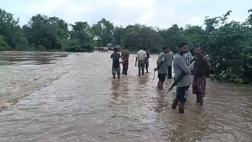 कोठी जैतवारा मार्ग बंद , लगना नदी उफान में