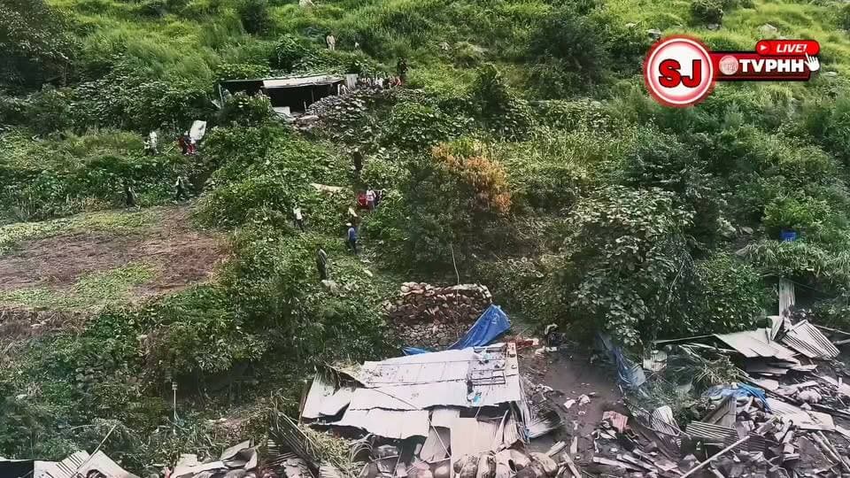 नेपाल में बाढ़ का कहर, हेलीकॉप्टर से रेस्क्यू
नेपाल में बाढ़ पीड़ितों का हेलीकॉप्टर से रेस्क्यू
मुसीबत में फंसे लोगों को सुरक्षित स्थानों पर पहुंचाया
बाढ़ प्रभावित इलाकों में चारों तरफ तबाही का मंजर
रेस्क्यू ऑपरेशन में जुटी राहत-बचाव टीमें