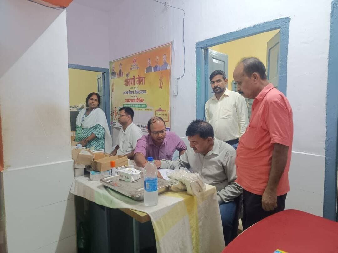 श्रावणी मेला के दौरान श्रद्धालुओं के स्वास्थ्य एवं सुरक्षा को लेकर स्वास्थ्य विभाग सतर्क
श्रावणी मेला के दौरान श्रद्धालुओं के स्वास्थ्य एवं सुरक्षा को ध्यान में रखते हुए स्वास्थ्य विभाग द्वारा लगातार निगरानी एवं निरीक्षण किया जा रहा है। इसी क्रम में सिविल सर्जन, बांका द्वारा दण्डी घुटिया एवं सुइयां मेला क्षेत्र में खाद्य सामग्रियों की गुणवत्ता का निरीक्षण किया गया।
साथ ही दुकानों एवं आसपास के क्षेत्रों में स्वच्छता व्यवस्था का भी जायजा लिया गया, ताकि मेला में आने वाले श्रद्धालुओं को स्वच्छ, सुरक्षित एवं स्वस्थ वातावरण उपलब्ध कराया जा सके।
स्वास्थ्य विभाग — श्रद्धालुओं की सेवा एवं स्वास्थ्य सुरक्षा के लिए सदैव तत्पर।
#श्रावणीमेला #स्वास्थ्यविभाग #श्रद्धालुसेवा #स्वास्थ्यसुरक्षा #स्वच्छताव्यवस्था #दण्डीघुटिया #सुइयां #बांका