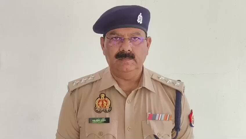 हमीरपुर - हनुमान मंदिर में घुसे अराजक तत्व,
मूर्ति को खोदने और खंडित करने का प्रयास,
खजाने की तलाश बताया जा रहा खुदाई का मकसद,
घटना से ग्रामीणों में आक्रोश,
आरोपियों की पहचान कर कार्यवाही की मांग,
मामला सिसोलर कस्बे के विलोहटा मंदिर का।
*बाइट - राजकुमार पाण्डेय (सीओ मौदहा)*