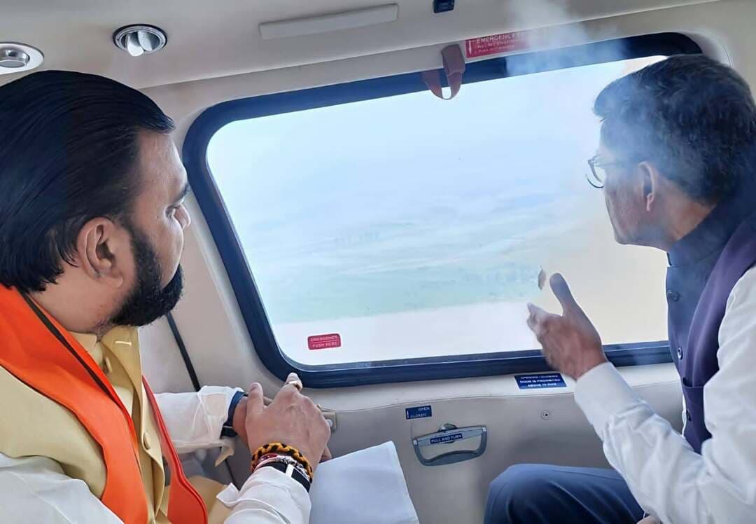 नेपाल में आए सैलाब को देखते हुए बिहार के सीमावर्ती क्षेत्रों बगहा, वाल्मीकिनगर, बेतिया एवं मोतिहारी में बाढ़ की स्थिति का सर्वेक्षण किया मुख्यमंत्री सम्राट चौधरी व उपमुख्यमंत्री विजय चौधरी...
इस दौरान संभावित प्रभावों, आवश्यक एहतियाती उपायों, सुरक्षा एवं राहत-बचाव कार्यों को लेकर प्रशासनिक तैयारियों की समीक्षा की तथा संबंधित अधिकारियों को पूरी तत्परता के साथ आवश्यक कदम उठाने के निर्देश दिए।