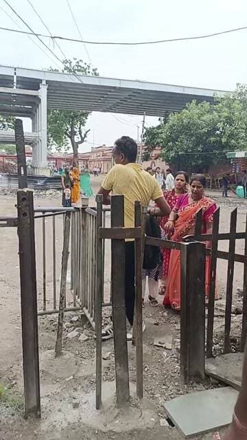 सवाई माधोपुर रेलवे स्टेशन तांगा स्टैंड आबकारी विभाग के यहां कई सदियों से यह रास्ता यात्रियों के लिए अस्थाई रूप से रेलवे स्टेशन पर आने जाने के लिए बना हुआ था । यात्रियों का समय भी बचता था। लेकिन रेलवे विभाग के अधिकारी रेलवे के अंदर गाय,पशु आदि का हवाला देकर रास्ते के अंदर घुस जाते हैं। जिसको लेकर इस दरवाजे को बंद करने की काव्यत चल रही है । लेकिन वहीं दूसरी ओर रेलवे स्टेशन से आने जाने वाले यात्रियों को परेशानी का सामना करना पड़ रहा है।
*वही रेलवे प्रबंधक लोकेंद्र मीणा का कहना है कि* इस रास्ते को हमेशा के लिए बंद नहीं किया जा रहा रेलवे स्टेशन से आने जाने वाले यात्रियों के लिए यह आम रास्ता चालू रहेगा। आगामी आने वाले त्योहार गणेश जी मेला, राखी आदि त्यौहारों को लेकर भी यह रास्ता चालू रहेगा।
?।#S.P Sawai Madhopur, #PWDvibhagSawaiMadhopur, #CMO Jaipur, #railway department Sawai Madhopur #DRM Kota #Forest department Sawai Madhopur #bijali vibhag Sawai Madhopur #PWD mantri Diya Kumari, #NagarParishadSawai Madhopur Ayukt #C.M Jaipur, #SawaiMadhopur vidhayak aur krishi mantri Kirodi Lal Meena, #bijli vibhag Sawai Madhopur
#videoviral, #Facebook Page