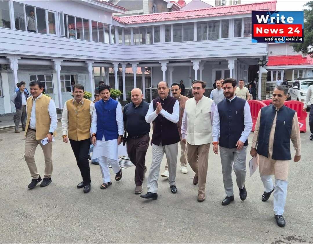 मानसून सत्र के छठे दिन सदन की ओर जाते विपक्ष के विधायक