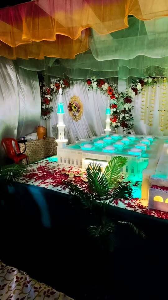 ईद मिलादुन्नबी पर अकीदत के साथ निकला जुलूस-ए-मुहम्मदी, सुरक्षा रही चाक-चौबंद
बांदा। ईद मिलादुन्नबी ﷺ के मुबारक मौके पर बांदा में जुलूस-ए-मुहम्मदी अकीदत और एहतराम के साथ निकाला गया। जुलूस में बड़ी संख्या में अकीदतमंद शामिल हुए और पूरे क्षेत्र में धार्मिक उत्साह का माहौल रहा।
सुरक्षा रही चाक-चौबंद
जुलूस को लेकर पुलिस और प्रशासन की ओर से सुरक्षा के व्यापक इंतजाम किए गए थे। भारी संख्या में पुलिस बल और पीएसी के जवान तैनात रहे। कोतवाल समेत पुलिस एवं प्रशासनिक अधिकारी लगातार सुरक्षा व्यवस्था पर नजर बनाए रहे।
#ईदमिलादुन्नबी #जुलूसेमुहम्मदी #बांदा #मिलादुन्नबी #BandaNews