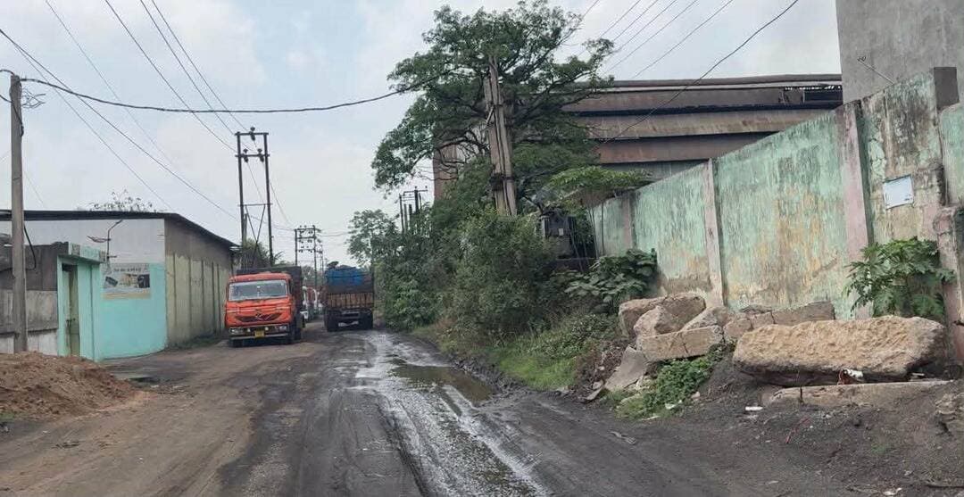 बालीडीह इंडस्ट्रियल एरिया को मिलेगी नई रफ्तार, 25 साल बाद शुरू हुआ सड़क निर्माण का बड़ा प्लान
#bokaro #Balidih #BokaroNews
Bokaro : बोकारो के बालीडीह औद्योगिक क्षेत्र में करीब 25 वर्षों बाद सड़कों के बड़े पैमाने पर नवीनीकरण की तैयारी शुरू हो गई है। झारखंड औद्योगिक आधारभूत संरचना विकास निगम (JIIDCO) ने क्षेत्र की सात महत्वपूर्ण सड़कों के निर्माण के लिए ई-टेंडर जारी किया है। इससे उद्योगों में आने-जाने वाले हजारों वाहनों और स्थानीय लोगों को राहत मिलने की उम्मीद है।
बढ़ते उद्योगों ने बढ़ाया यातायात का बोझ
बालीडीह औद्योगिक क्षेत्र में वर्ष 2001 में सड़कों का निर्माण कराया गया था। उस समय बनी कई सड़कें बेहतर गुणवत्ता के कारण लंबे समय तक उपयोगी रहीं। लेकिन पिछले ढाई दशकों में क्षेत्र में औद्योगिक इकाइयों की संख्या और उत्पादन गतिविधियां बढ़ने के साथ भारी वाहनों का दबाव भी कई गुना बढ़ गया। इसके कारण कई मार्गों की स्थिति में सुधार की जरूरत महसूस की जा रही थी।
रोज हजारों वाहनों का होता है आवागमन
वर्तमान में इस औद्योगिक क्षेत्र में गैस प्लांट, तेल डिपो, सीमेंट प्लांट, इथेनॉल इकाइयों और इंडक्शन फर्नेस समेत कई बड़े उद्योग संचालित हो रहे हैं। कच्चे माल की ढुलाई और तैयार उत्पादों के परिवहन के लिए प्रतिदिन बड़ी संख्या में ट्रक और अन्य वाहन यहां से गुजरते हैं। सुबह और शाम के समय यातायात का दबाव बढ़ने से जाम की समस्या भी सामने आती है।
सात मार्गों पर बनेगी नई पीसीसी सड़क
योजना के तहत फेज-1, फेज-2 और फेज-3 सहित विभिन्न मार्गों पर पीसीसी सड़क का निर्माण किया जाएगा। एनएच से औद्योगिक क्षेत्र के अंदरूनी हिस्सों तक संपर्क मार्गों को भी बेहतर बनाने का प्रावधान किया गया है। सड़क किनारे हुए अतिक्रमण को हटाकर निर्धारित चौड़ाई बनाए रखने की भी तैयारी है।
##चार लेन सड़क की मांग फिलहाल अधूरी
उद्यमियों ने राष्ट्रीय राजमार्ग से फेज-4 तक चार लेन सड़क की मांग की थी, लेकिन यह प्रस्ताव मौजूदा योजना में शामिल नहीं है। ई-टेंडर 25 अगस्त को जारी किया गया है। निविदा जमा करने की अंतिम तिथि 2 सितंबर शाम चार बजे और टेंडर खोलने की तिथि 3 सितंबर शाम पांच बजे तय की गई है।